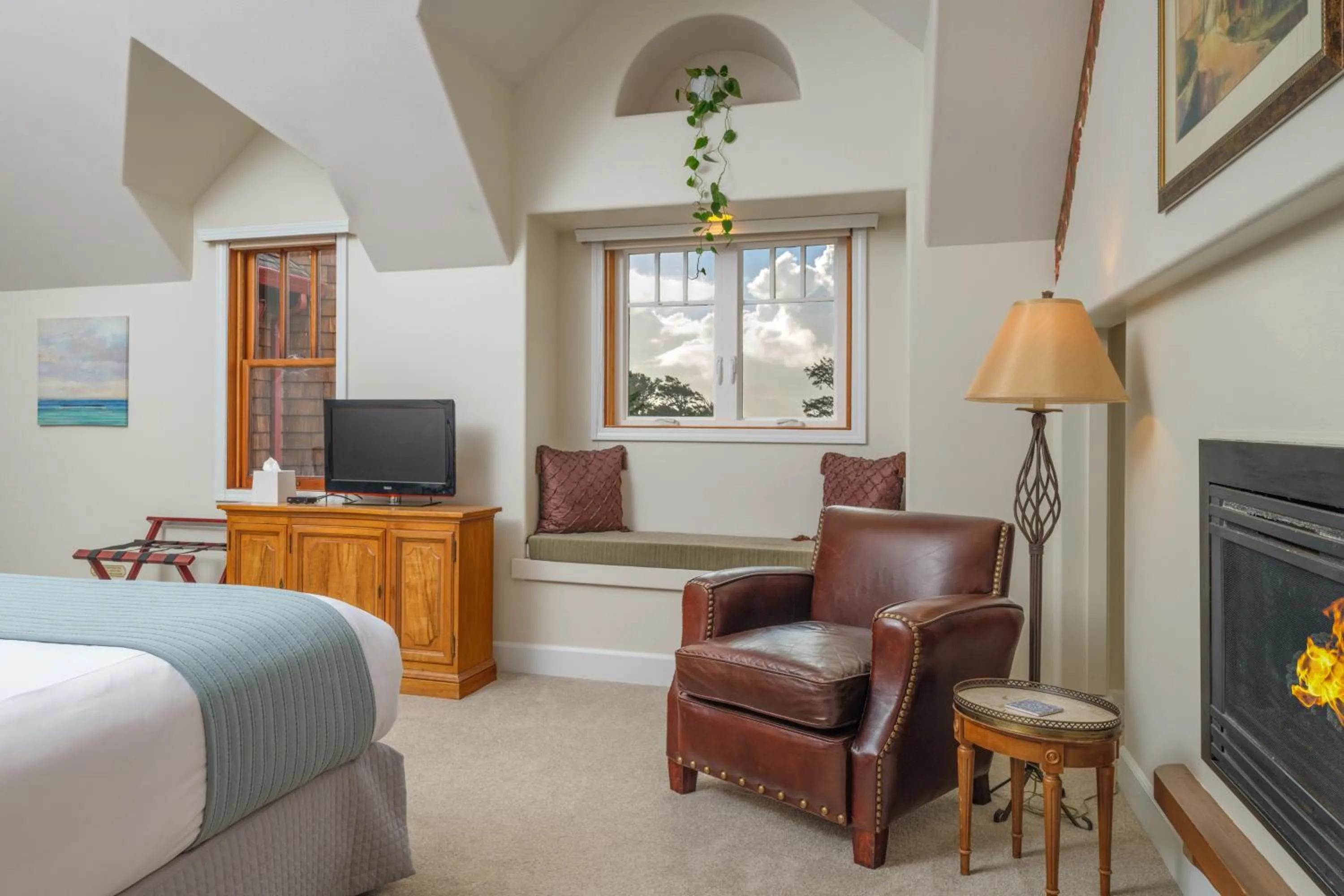 Bed in Arch Cape Inn and Retreat