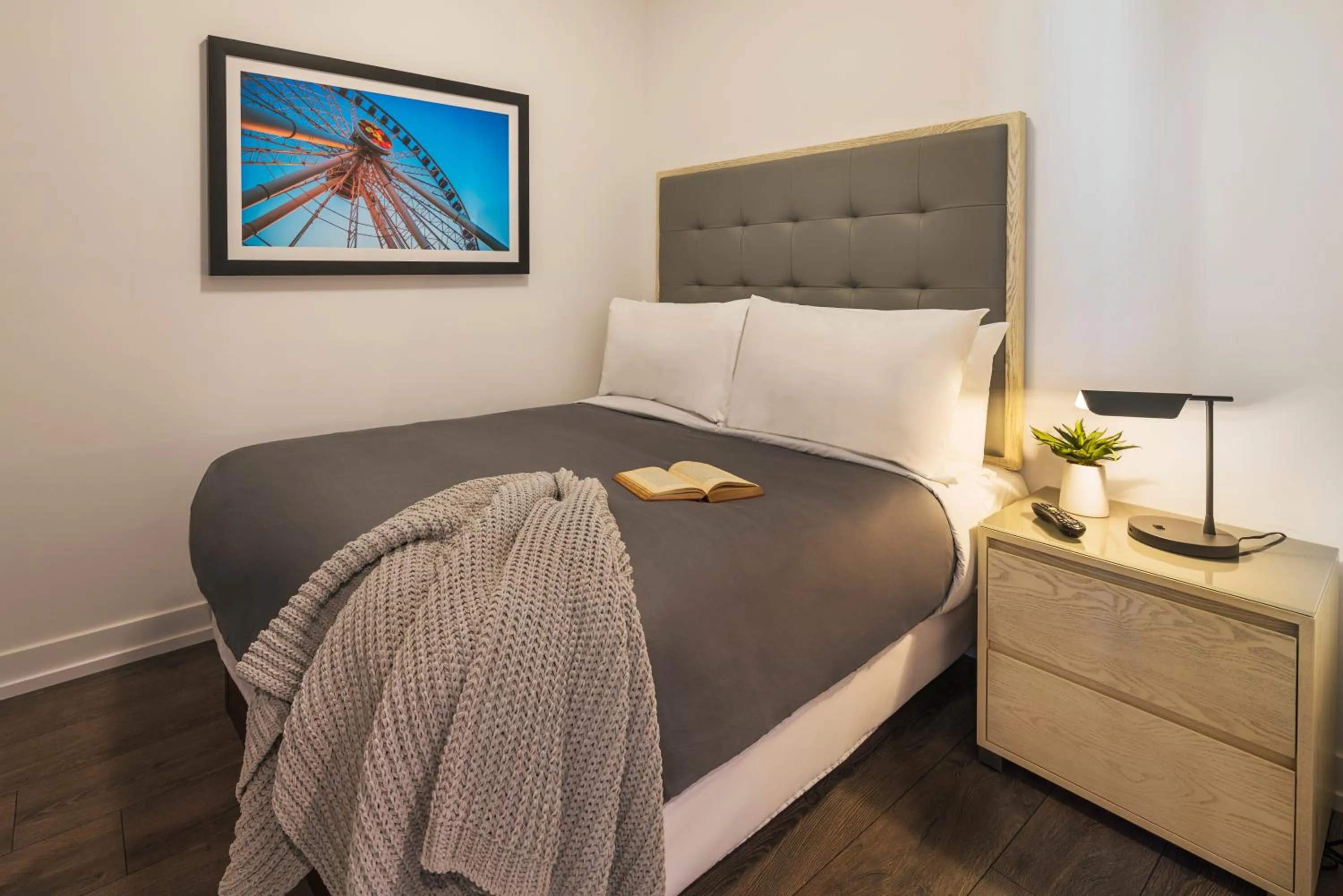 Bedroom, Bed in Level Chicago Old Town