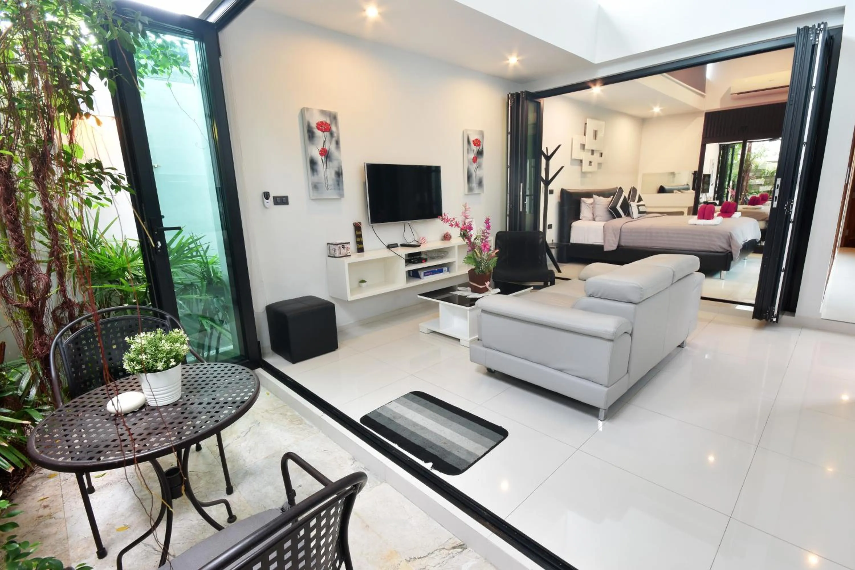 Communal lounge/ TV room, Bed in Villa Labaron