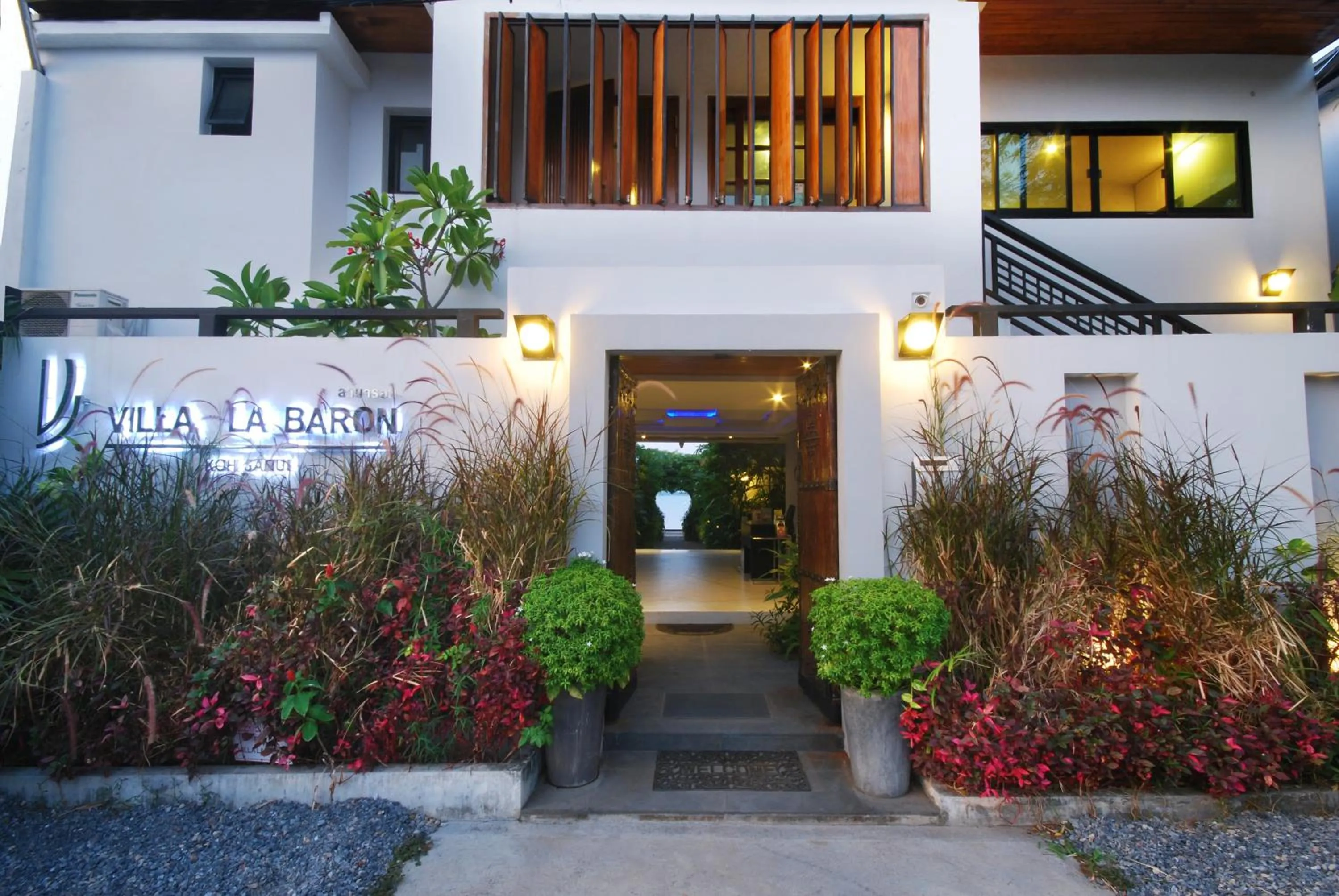 Facade/entrance in Villa Labaron