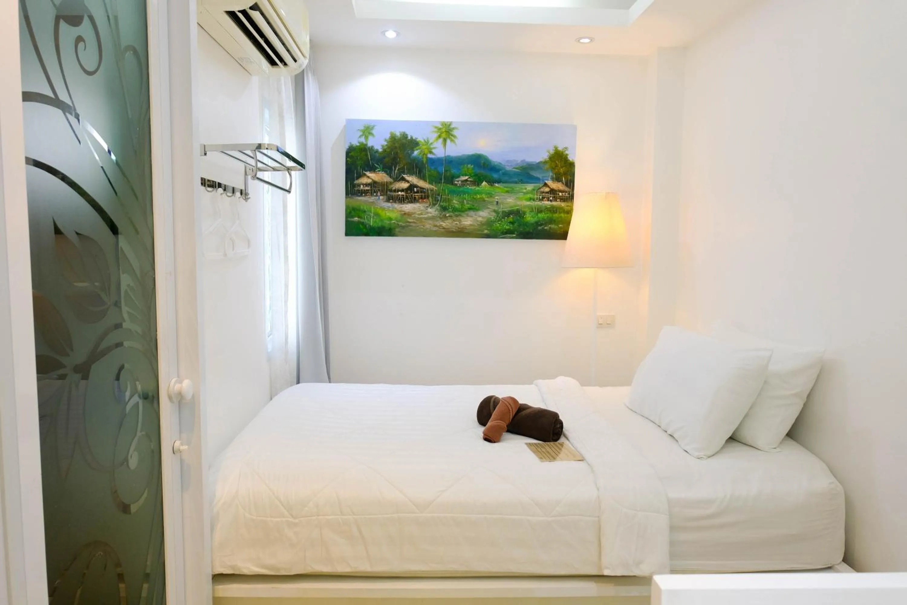 Photo of the whole room, Bed in Baanpoon Apartment