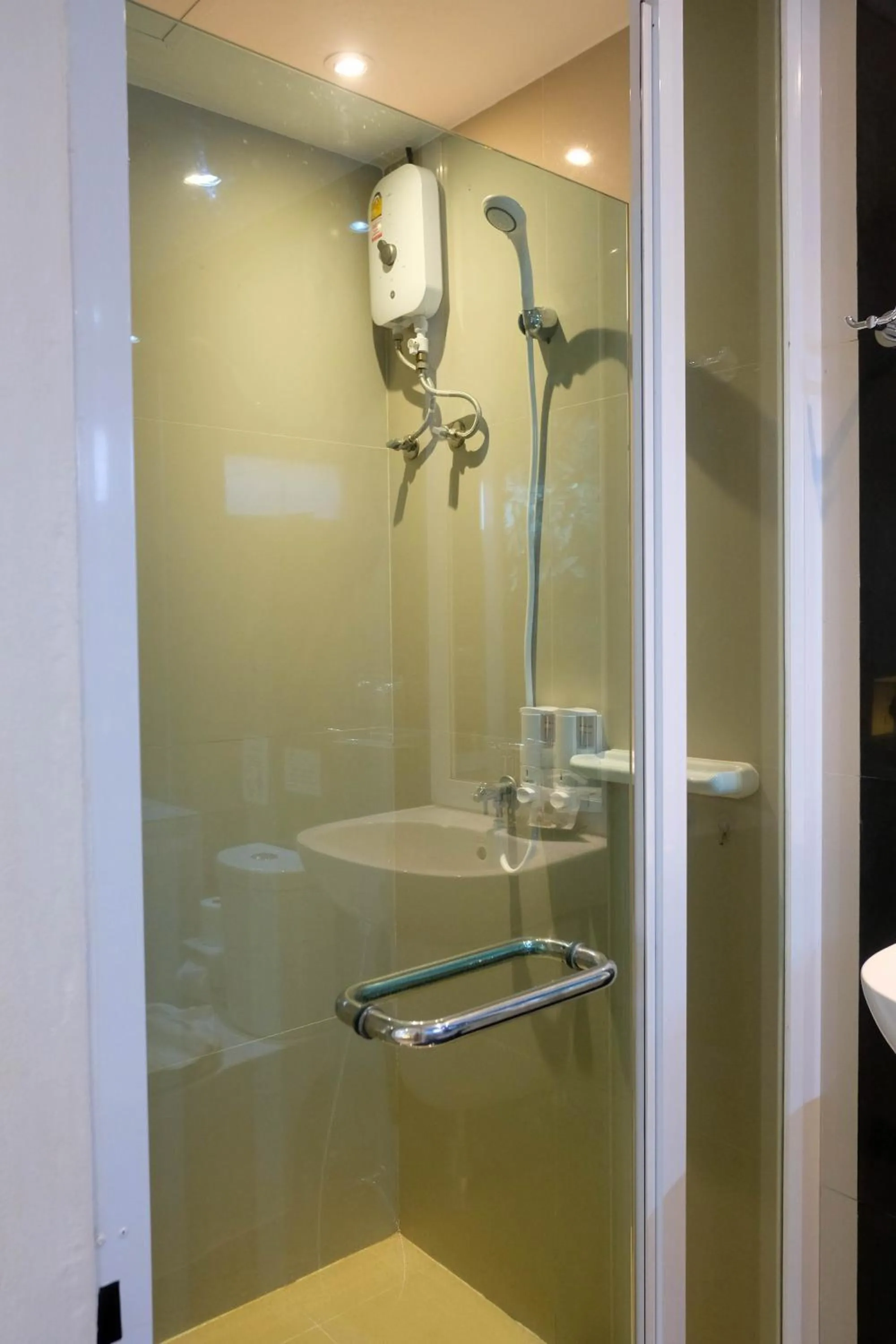 Shower in Baanpoon Apartment