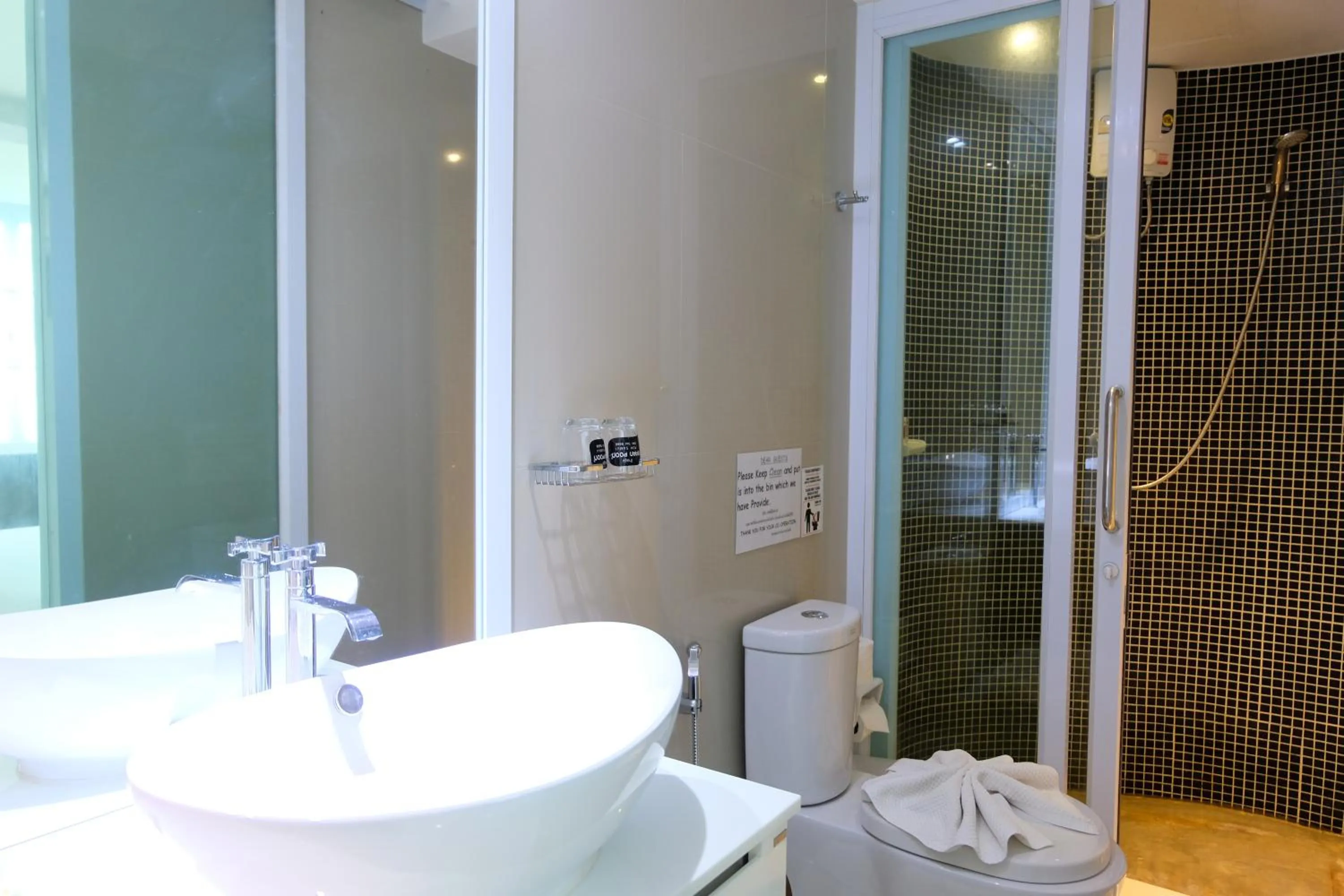 Shower in Baanpoon Apartment