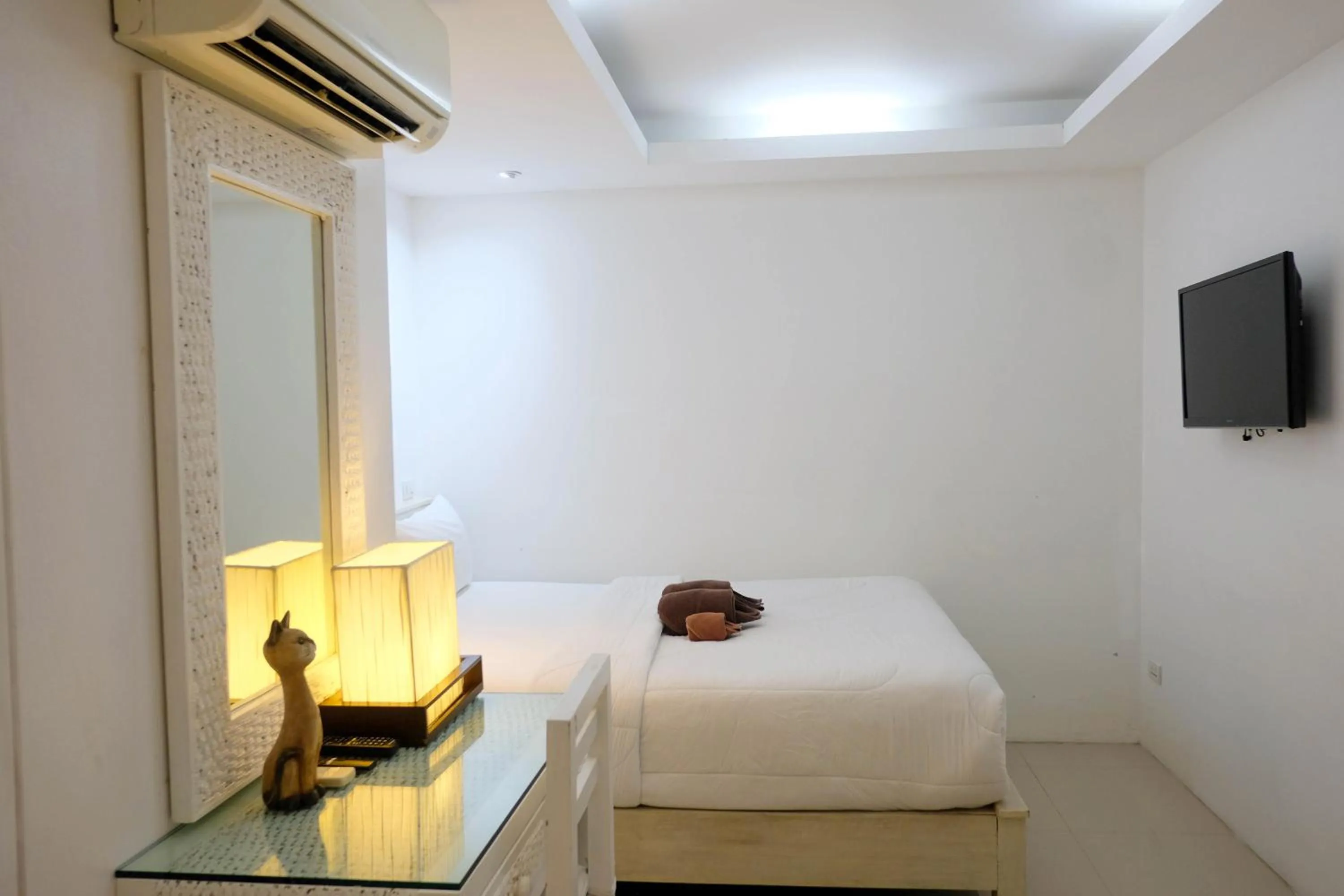 Photo of the whole room, Bed in Baanpoon Apartment