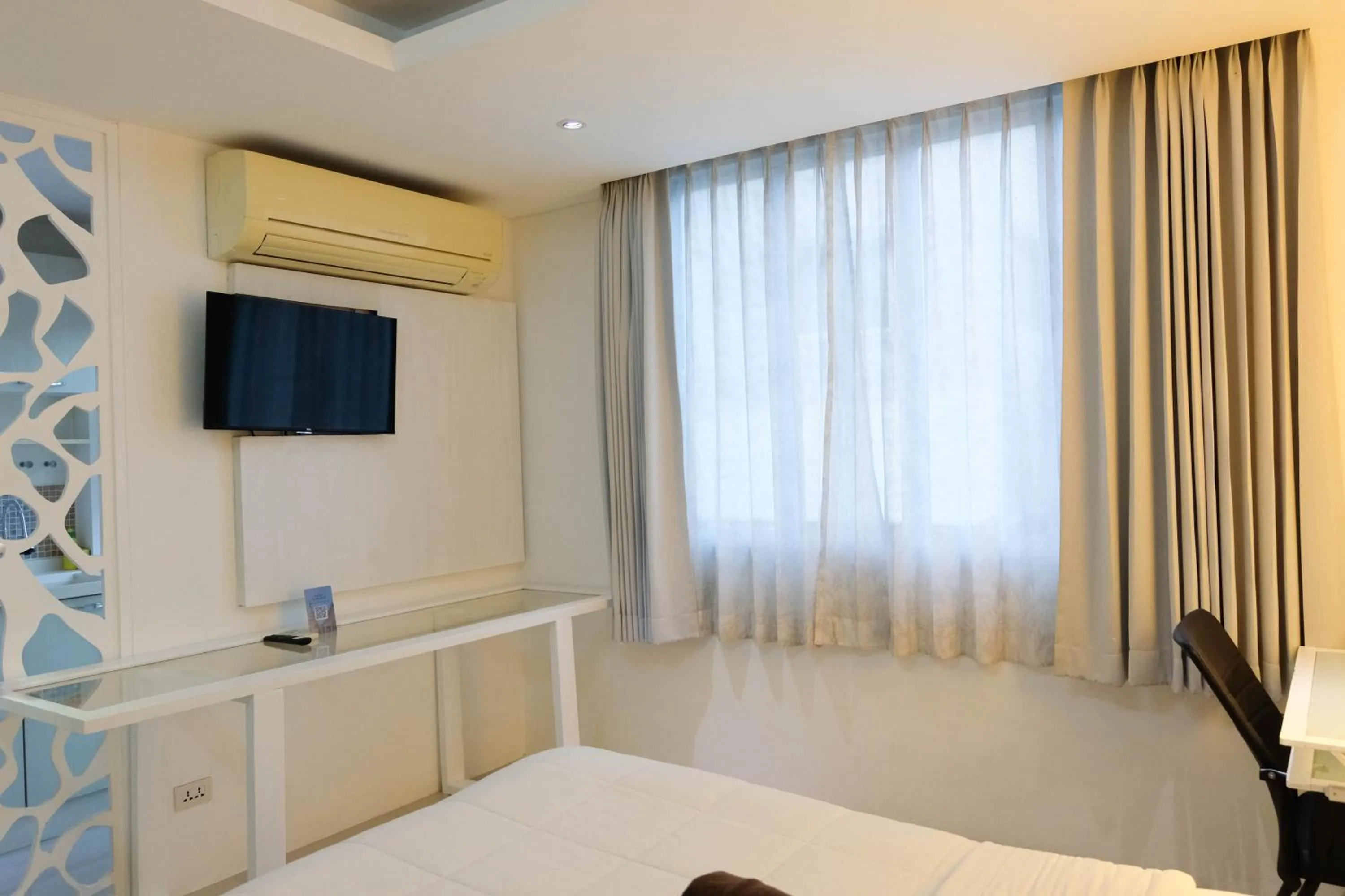 air conditioner, Bed in Baanpoon Apartment