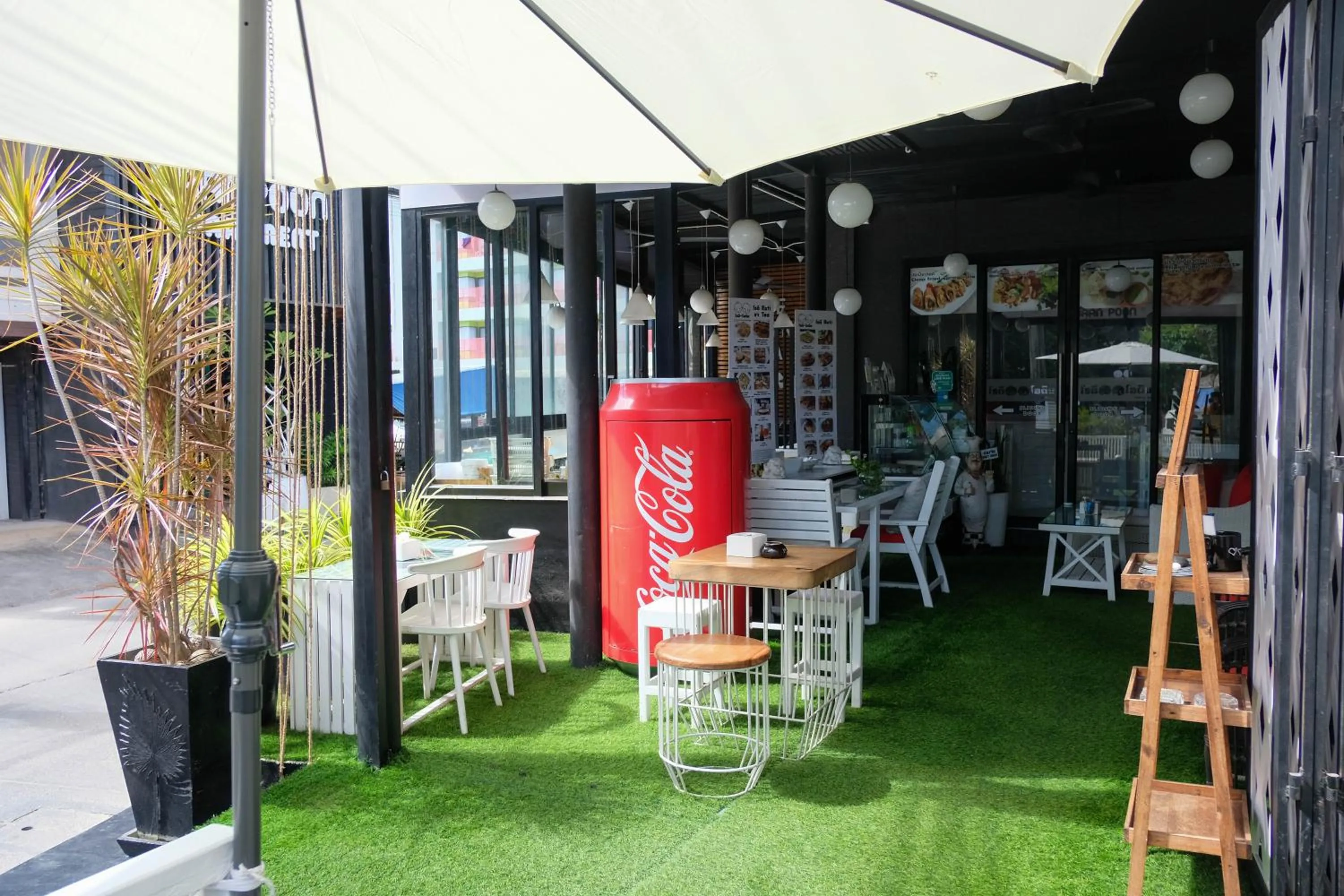 Restaurant/places to eat in Baanpoon Apartment