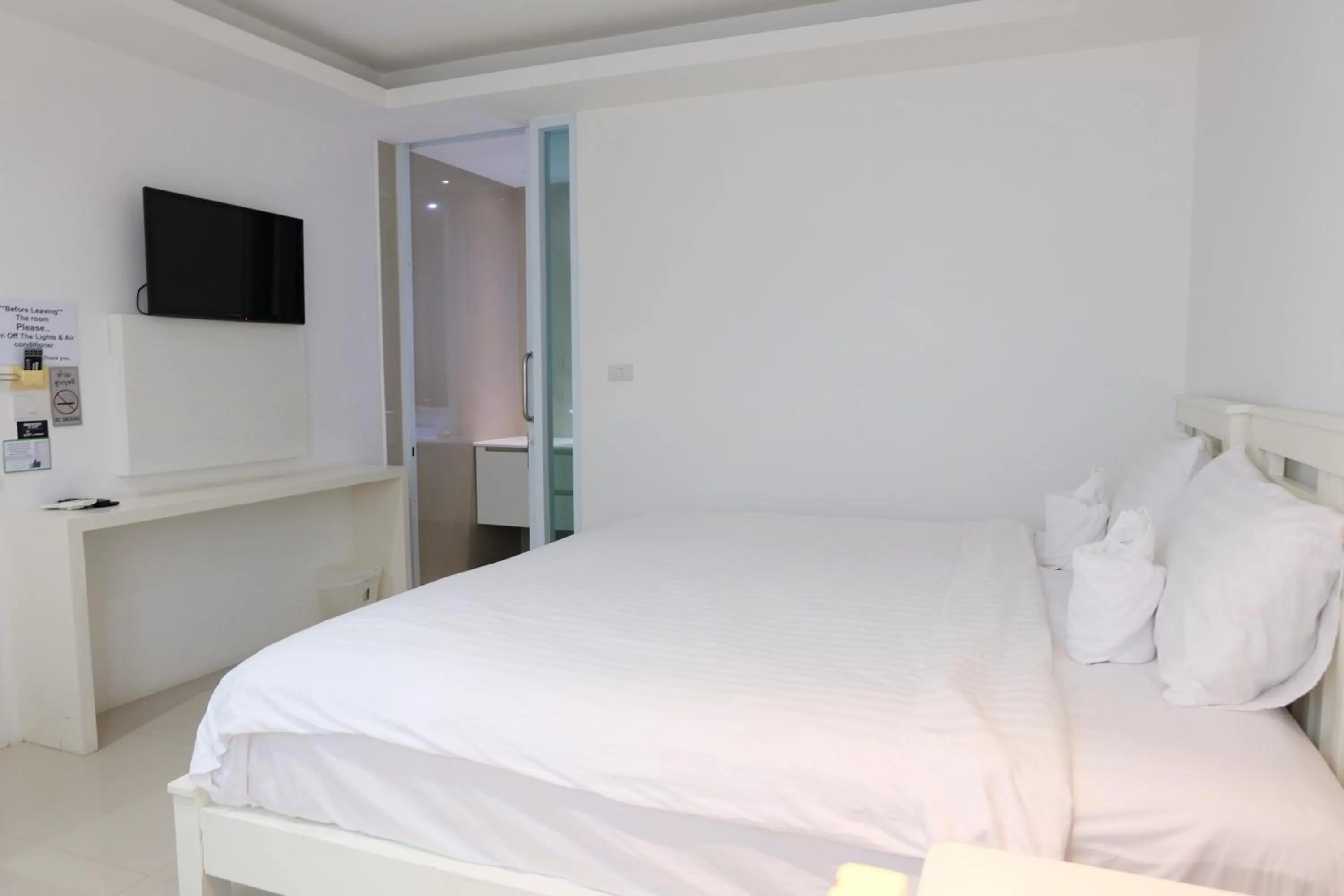 Photo of the whole room, Bed in Baanpoon Apartment