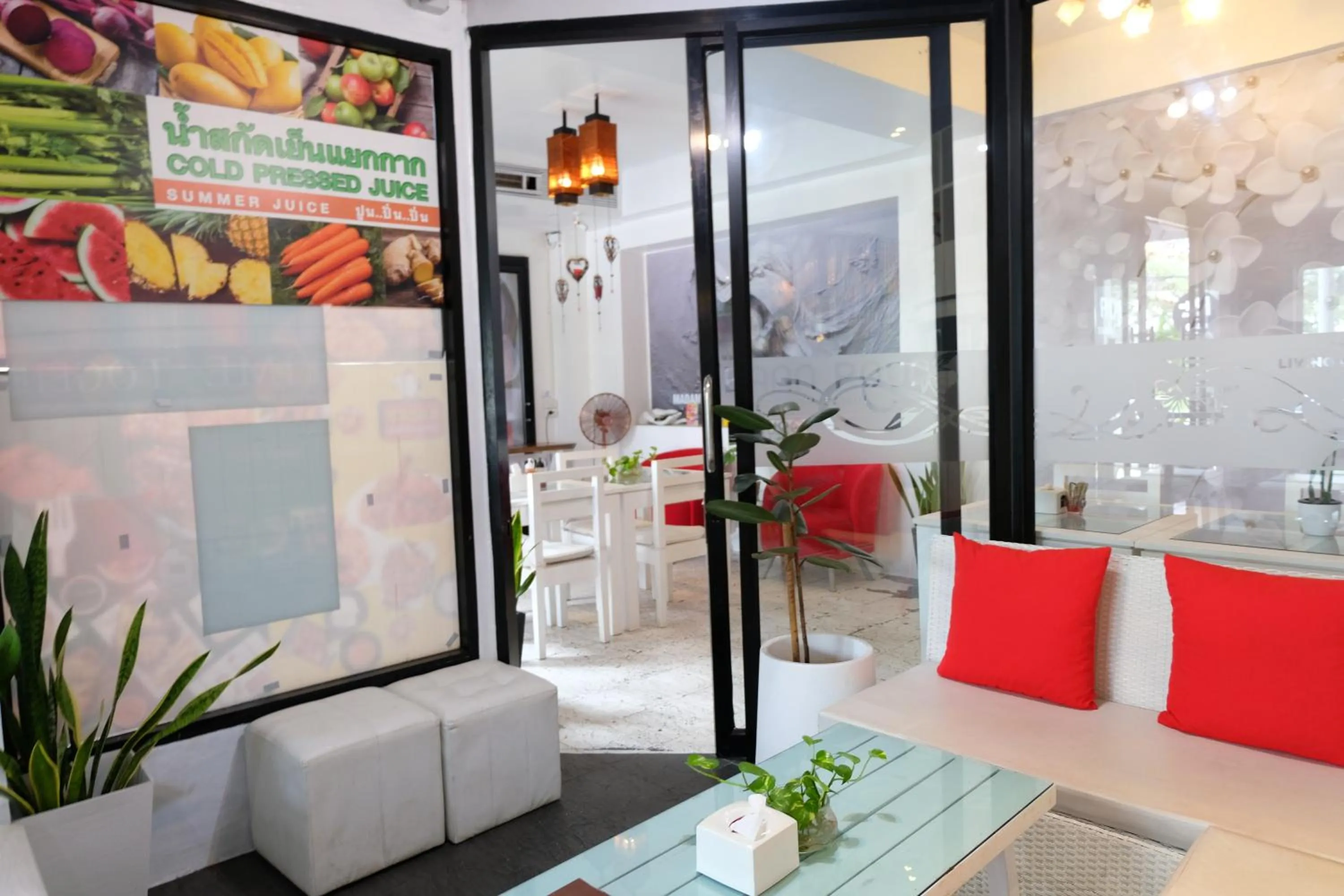 Restaurant/places to eat in Baanpoon Apartment