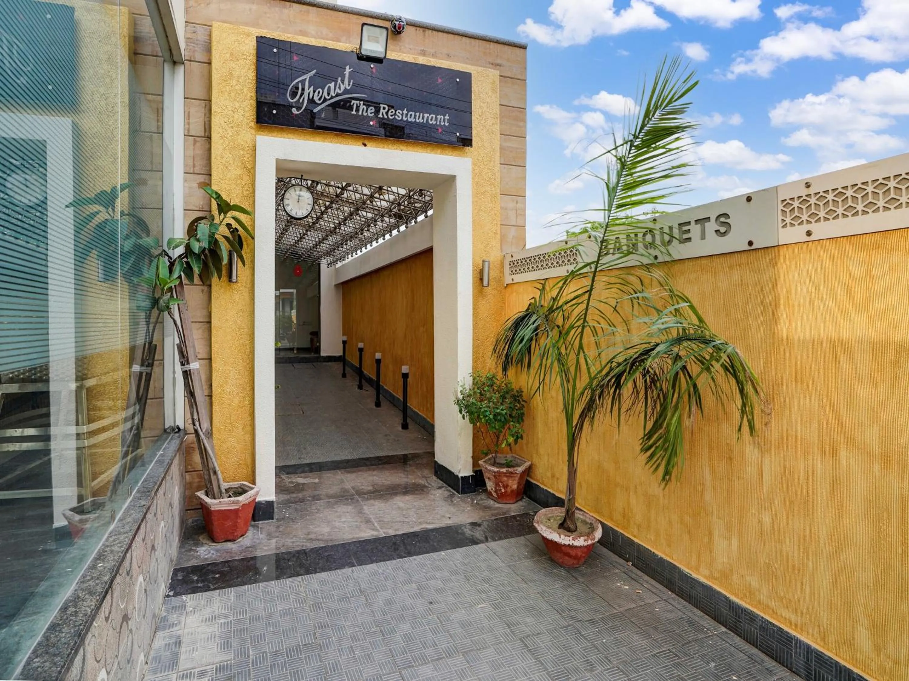 Facade/entrance in Townhouse MNG Platinum