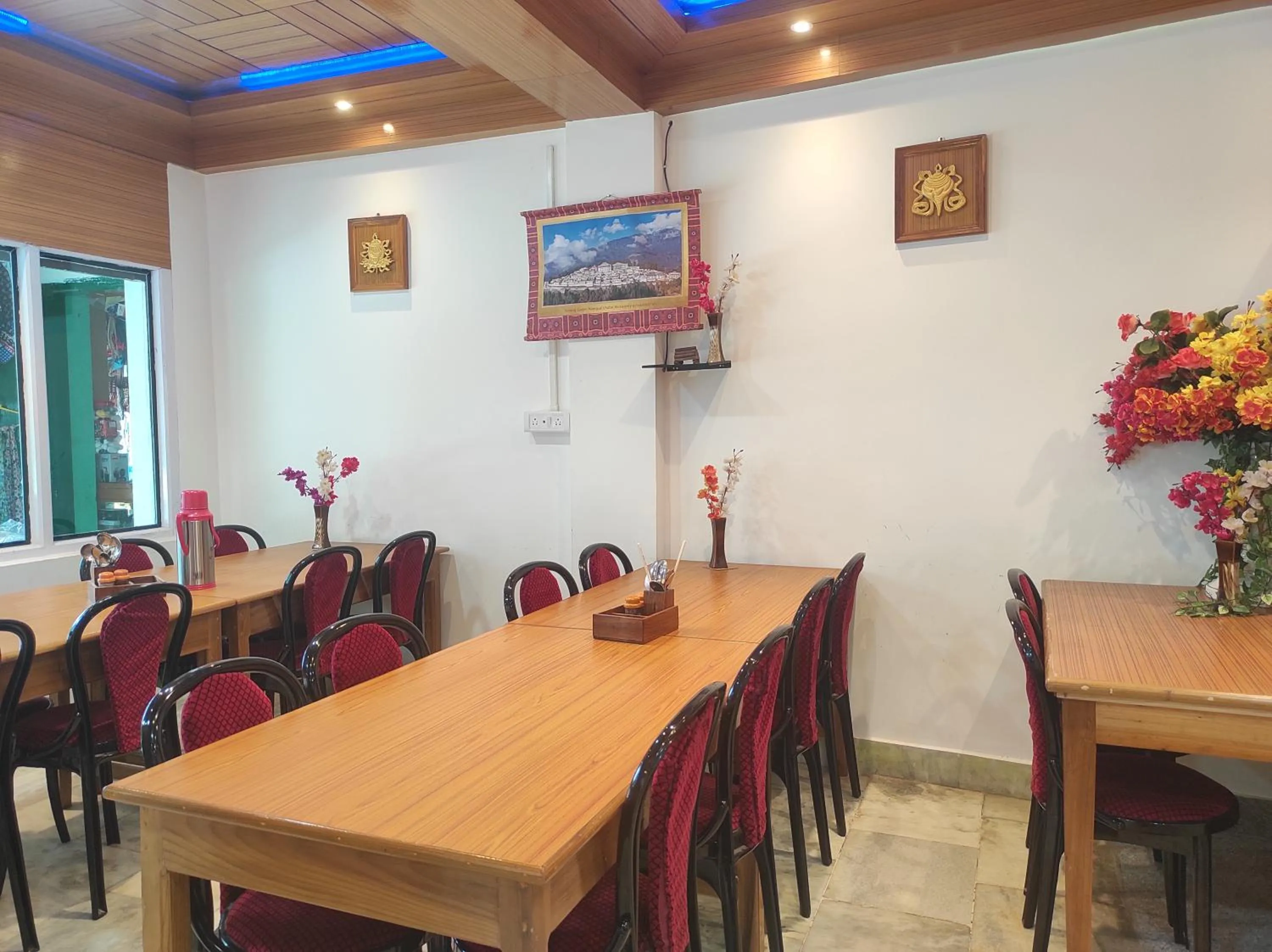 Restaurant/places to eat in Hotel Tawang Regency