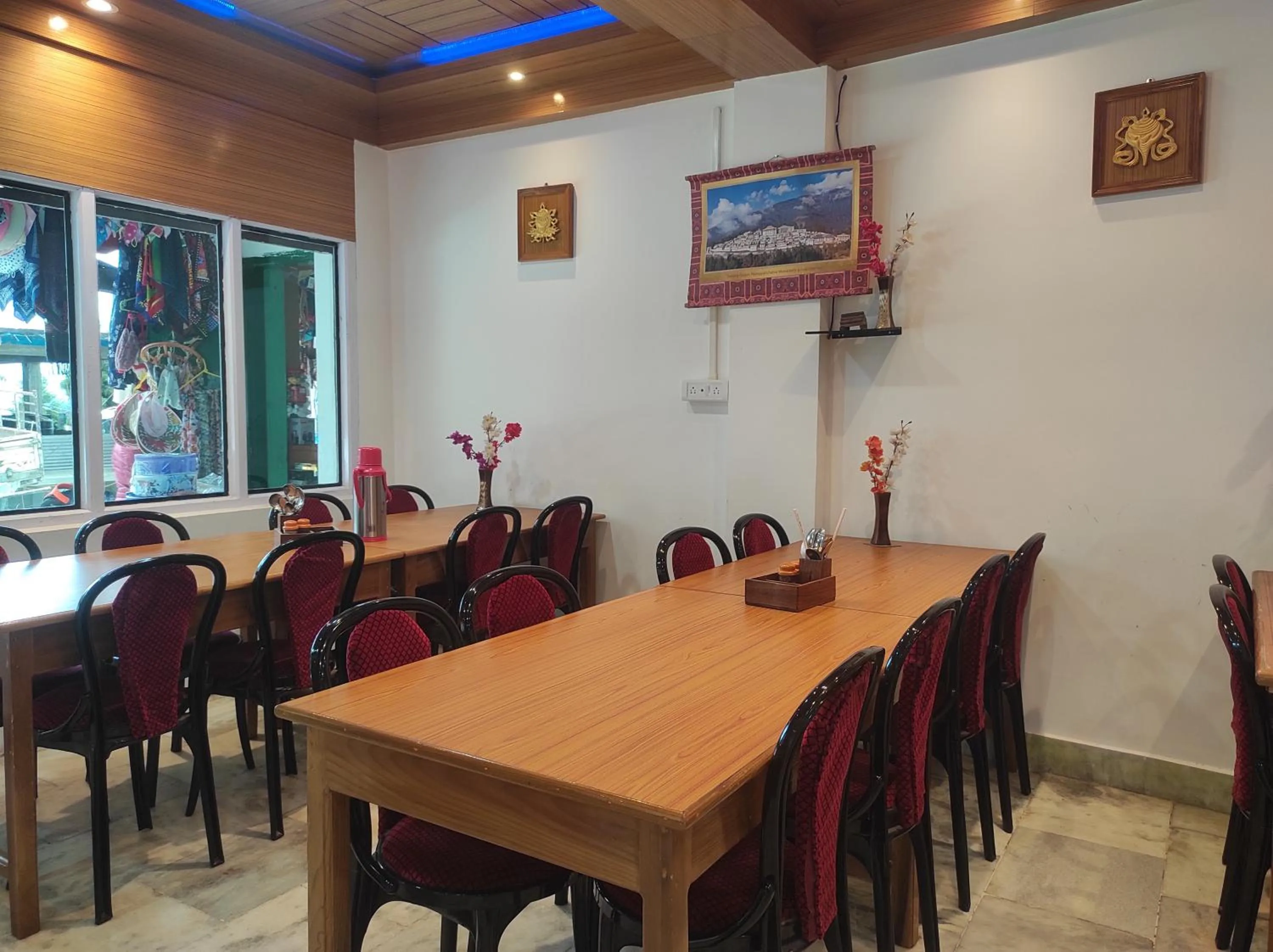 Restaurant/places to eat in Hotel Tawang Regency