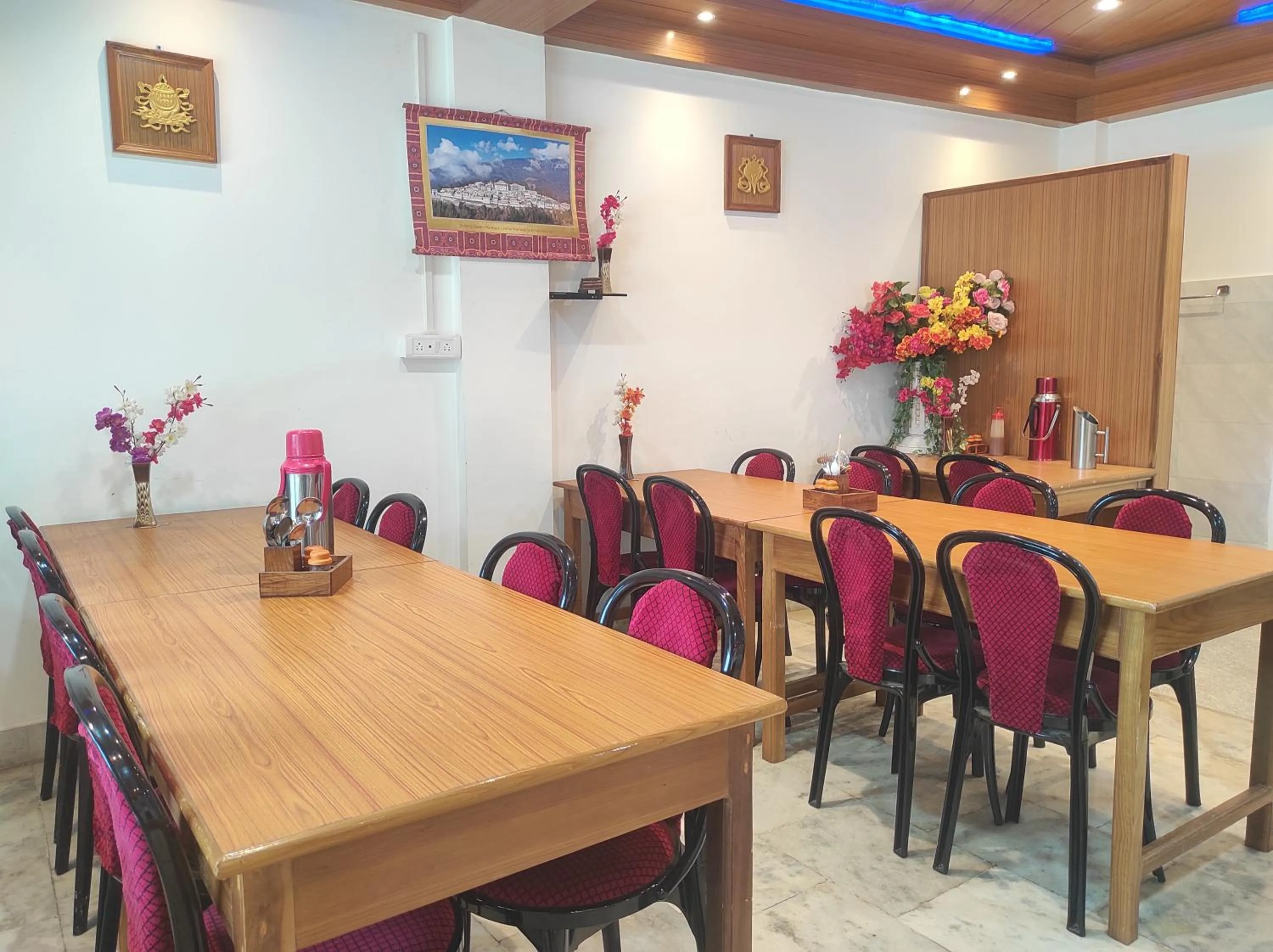 Restaurant/places to eat in Hotel Tawang Regency
