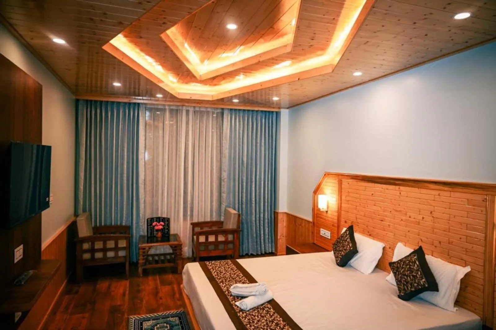 Bed in OLD MANALI RETREAT