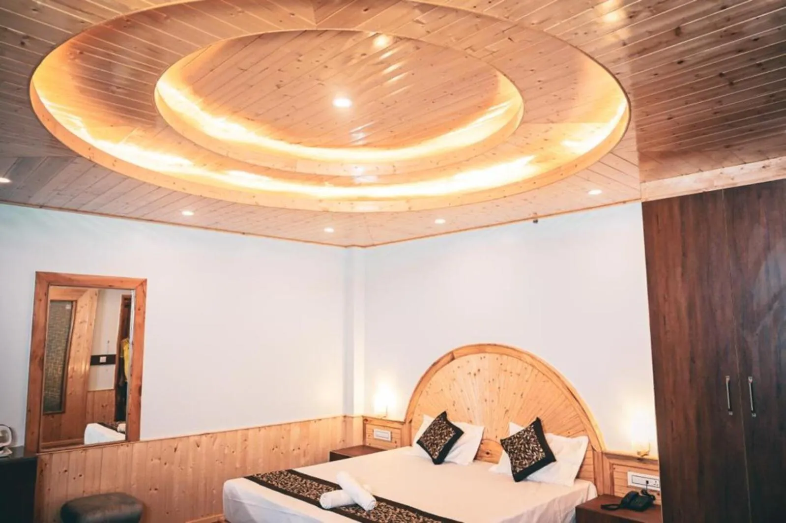 Bed in OLD MANALI RETREAT