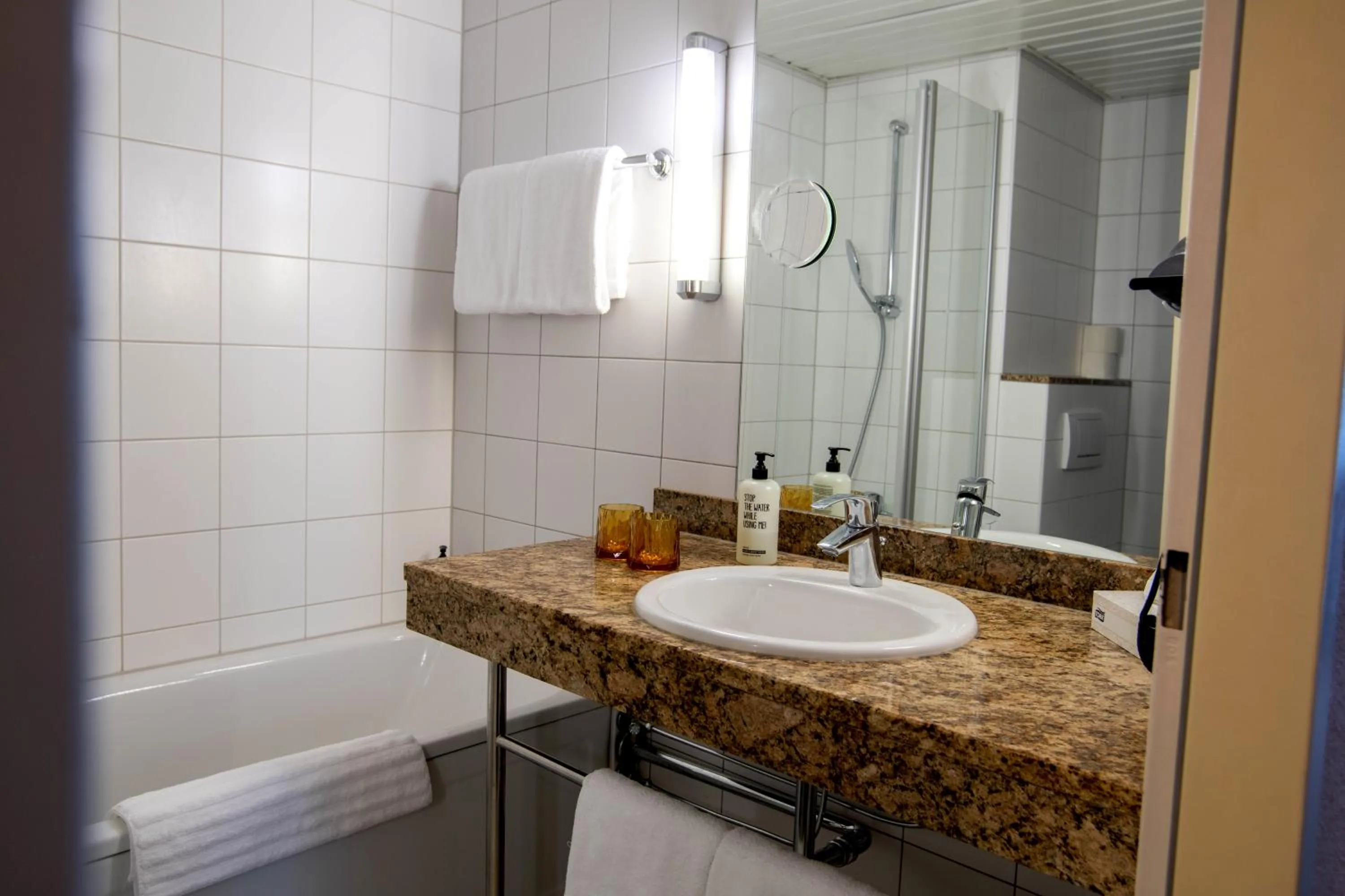 Bathroom in Best Western Conference Airporthotel Frankfurt Mörfelden