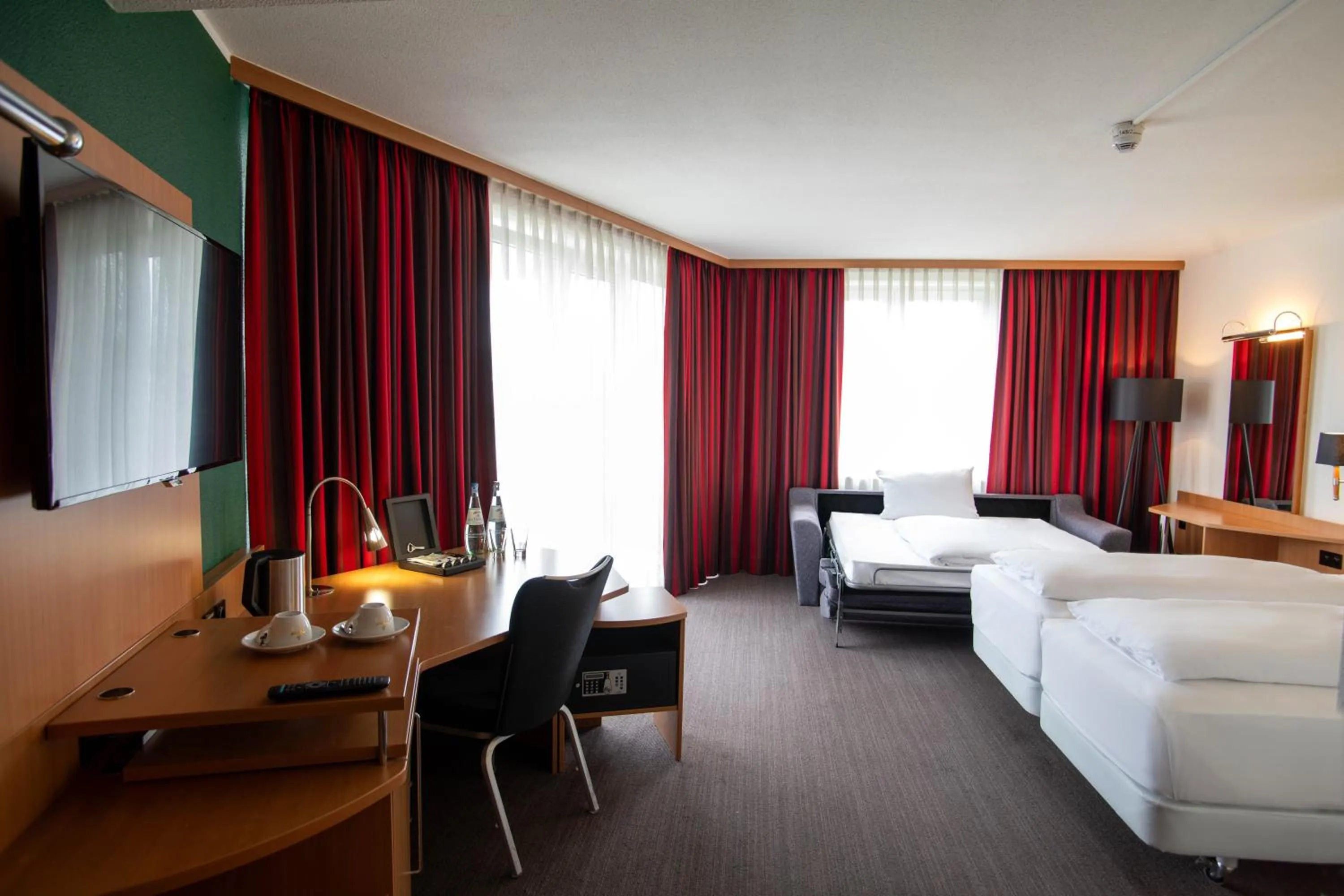 Living room, Bed in Best Western Conference Airporthotel Frankfurt Mörfelden