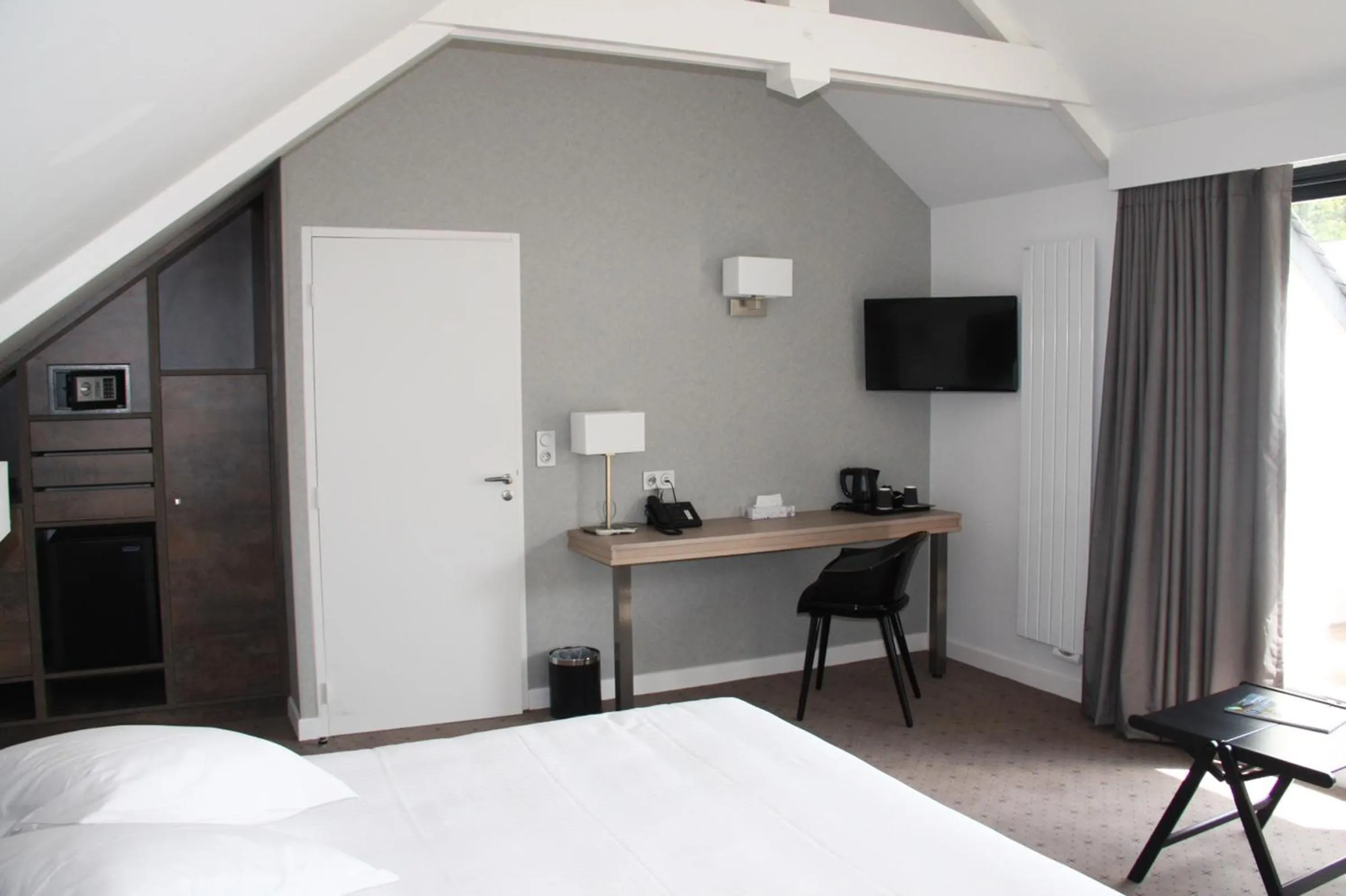 Seating area, Bed in Loire & Sens