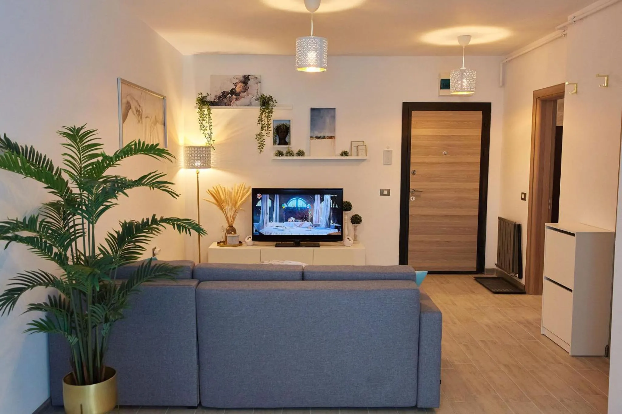 Communal lounge/ TV room in Luxuri by Alz