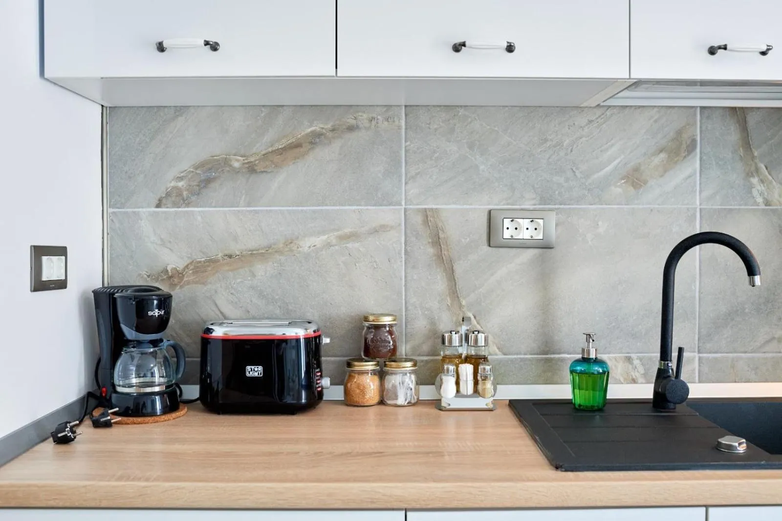 Coffee/tea facilities in Luxuri by Alz