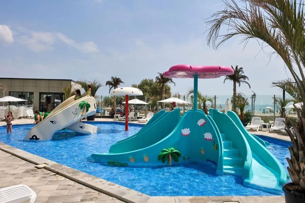 Day in Luxuri by Alz