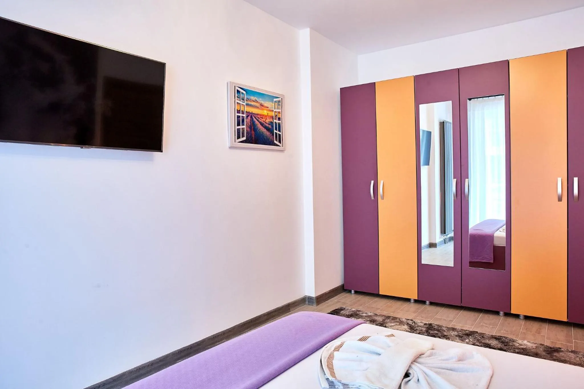 Communal lounge/ TV room, Bed in Luxuri by Alz