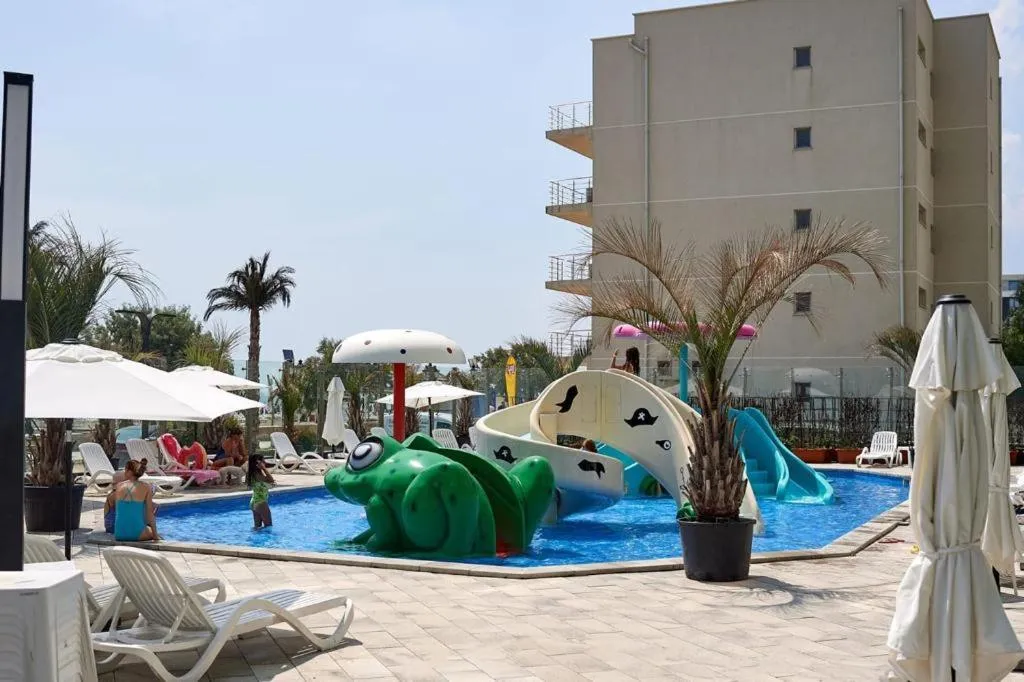 Day in Luxuri by Alz