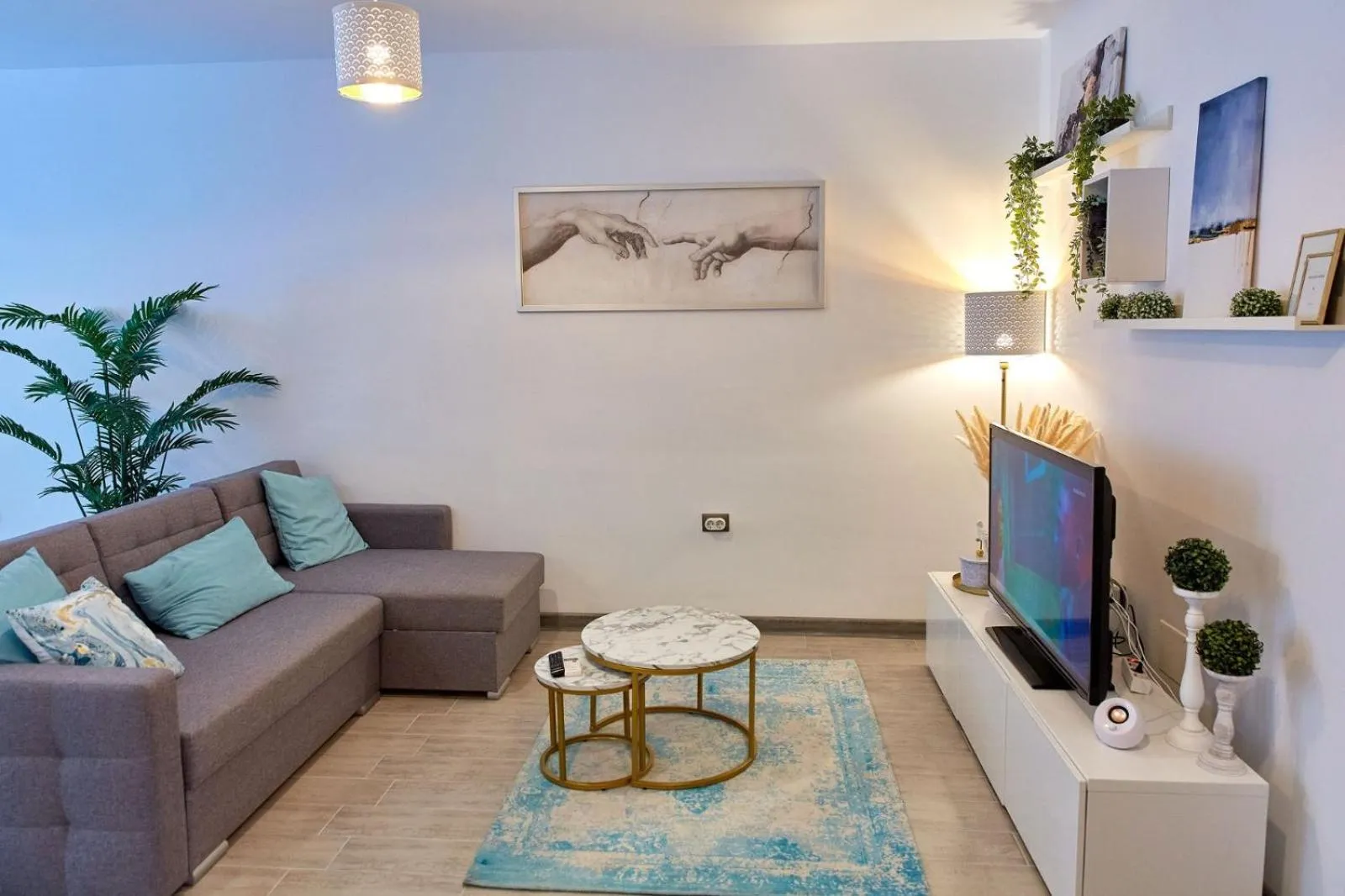 Communal lounge/ TV room in Luxuri by Alz