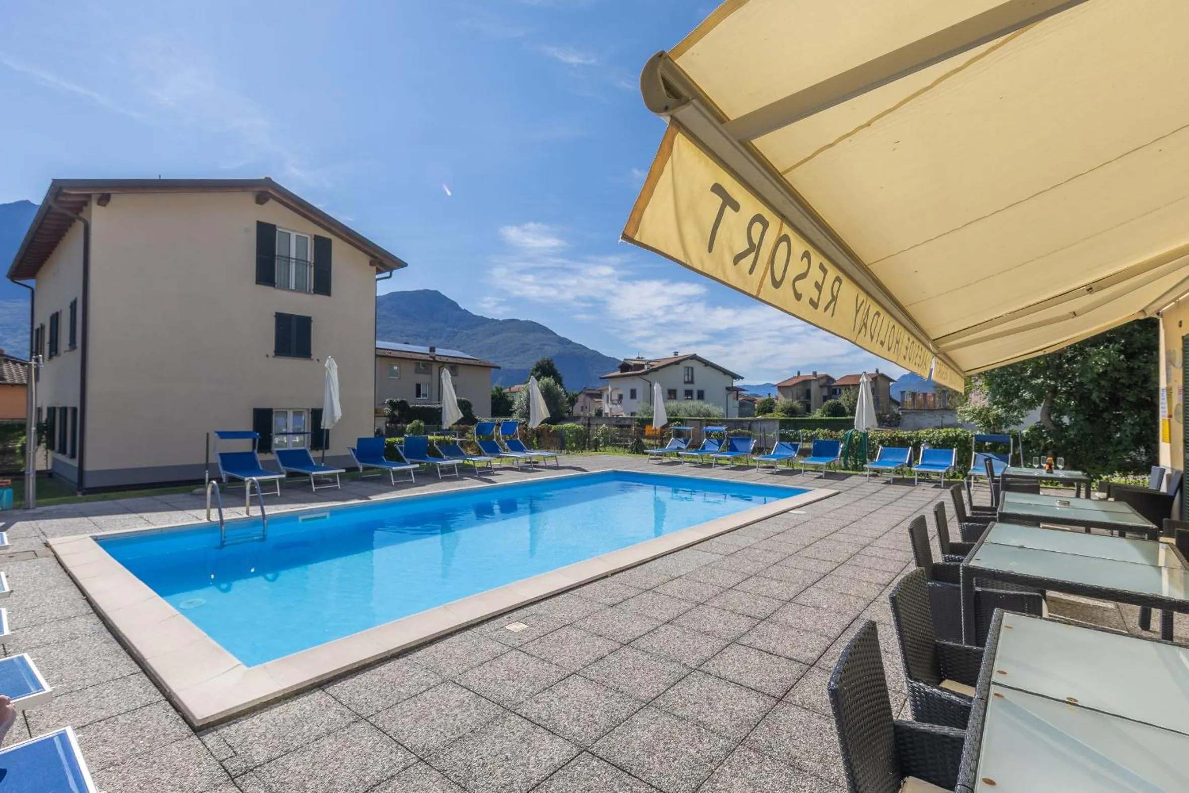 Swimming pool in Lakeside Holiday Resort