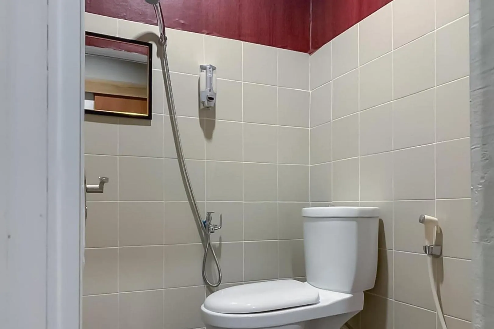 Bathroom in RedDoorz Syariah @ Jl D I Panjaitan Batu 7 Tanjung Pinang