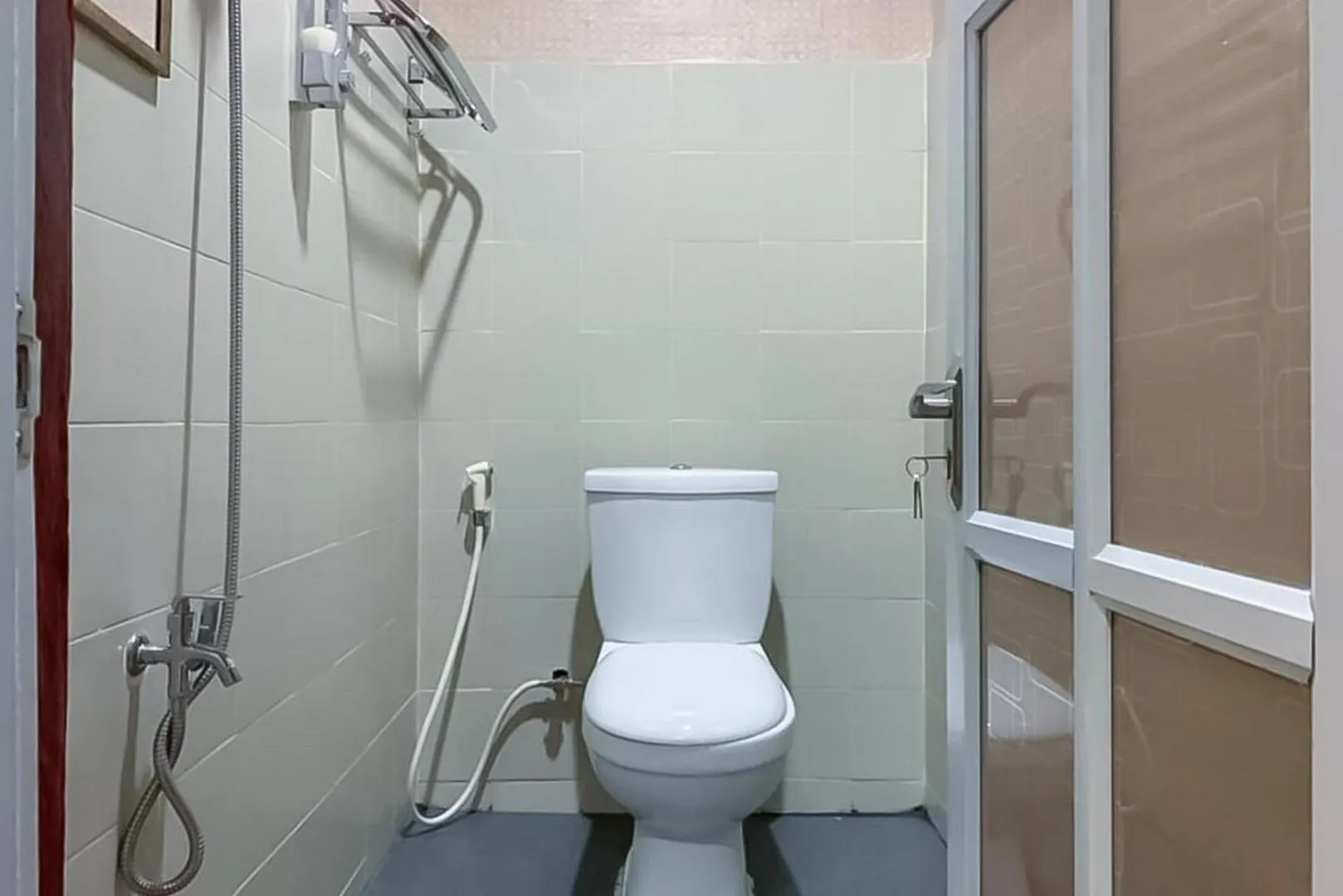 Bathroom in RedDoorz Syariah @ Jl D I Panjaitan Batu 7 Tanjung Pinang