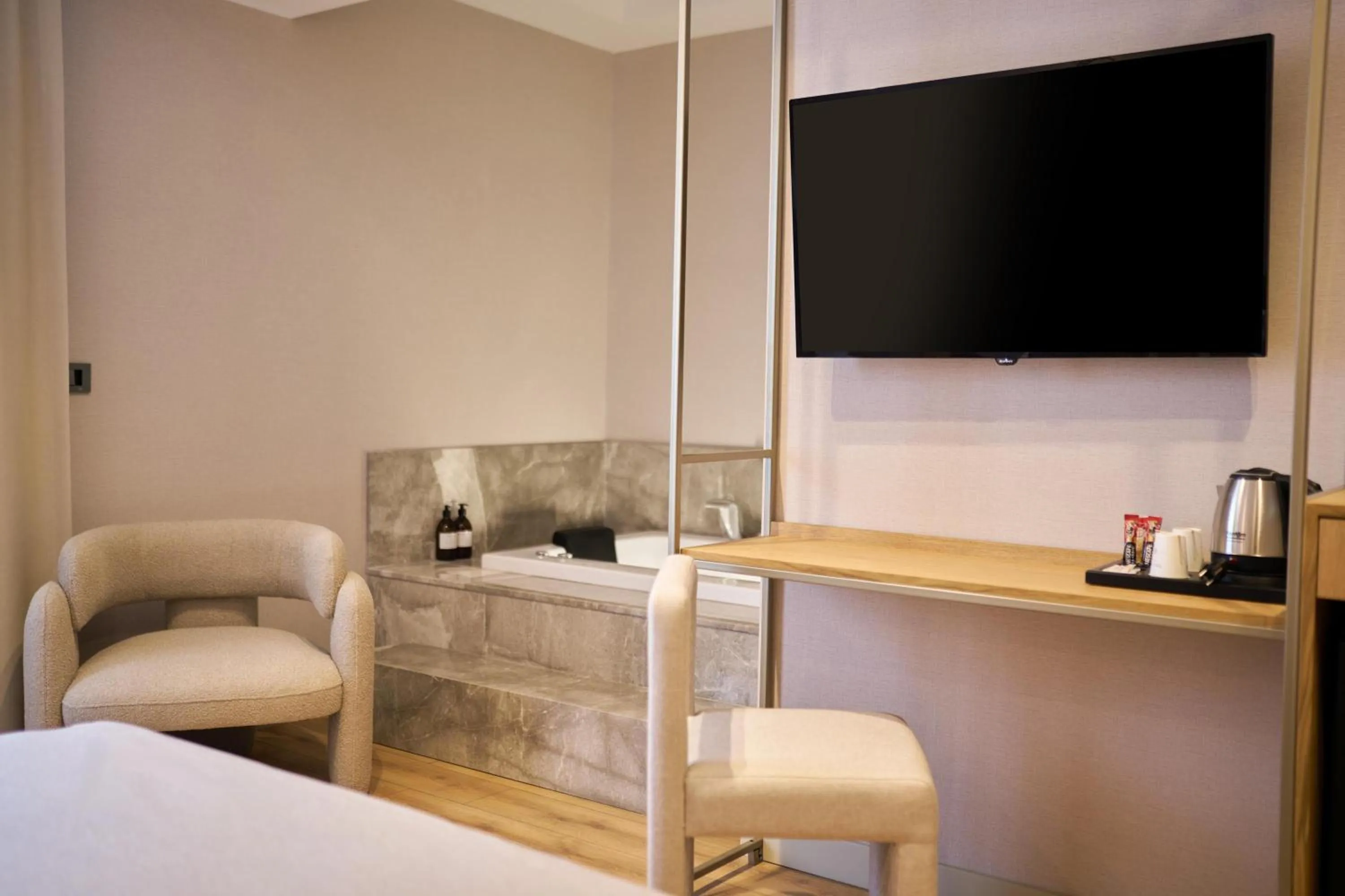 Hot Tub, Bed in La Maja Hotel