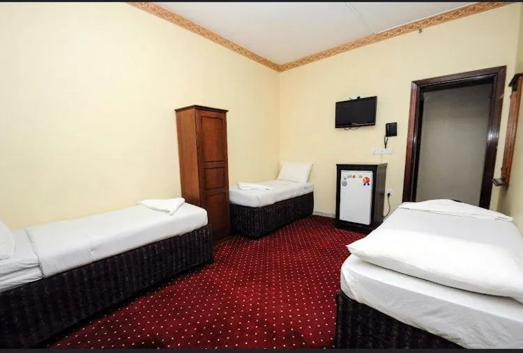 Shower, Bed in Hotel Burj Al Diyafa Mubarak