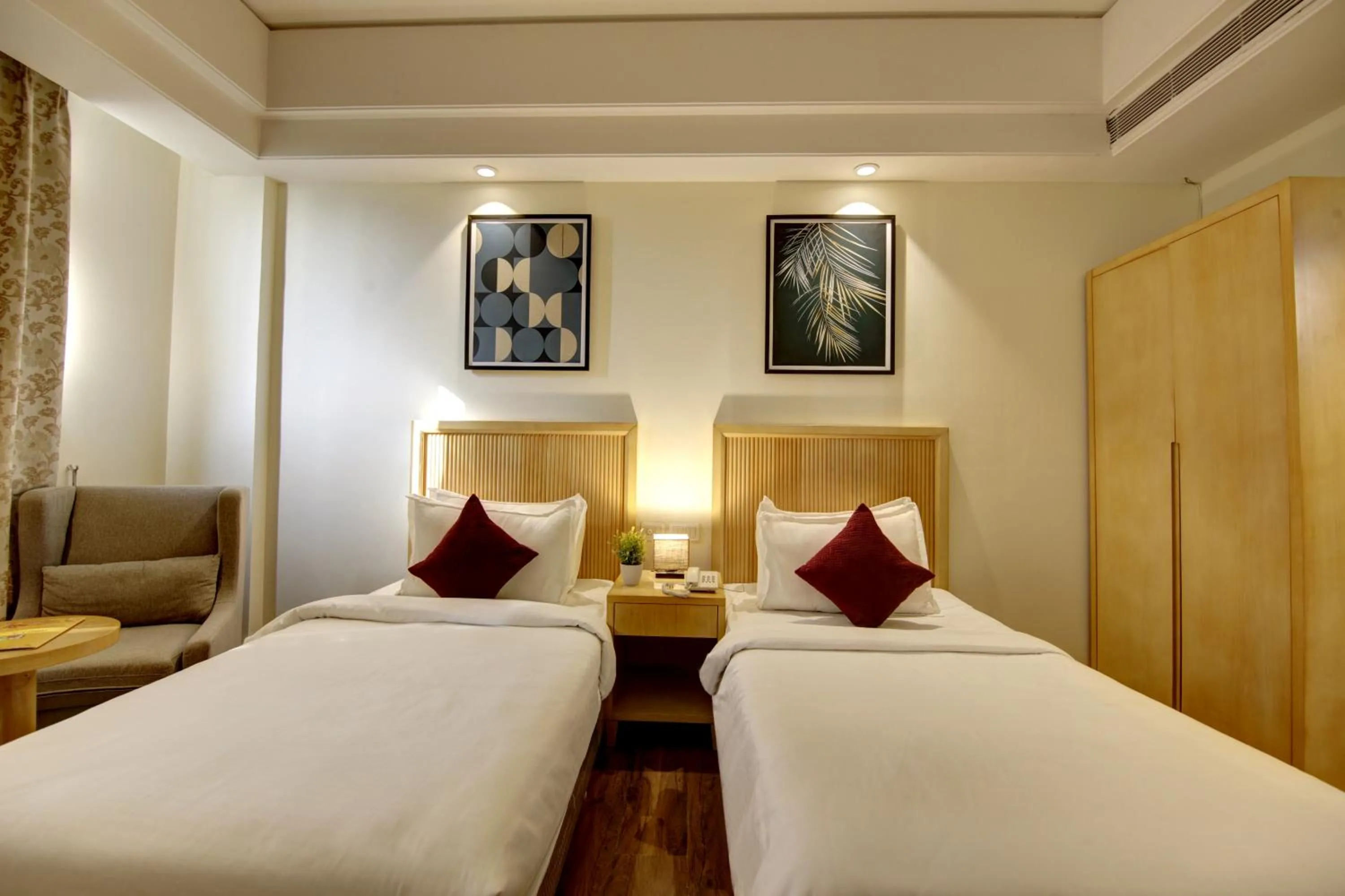 Photo of the whole room, Bed in Saltstayz Select - Galleria Market & Golf Course Road