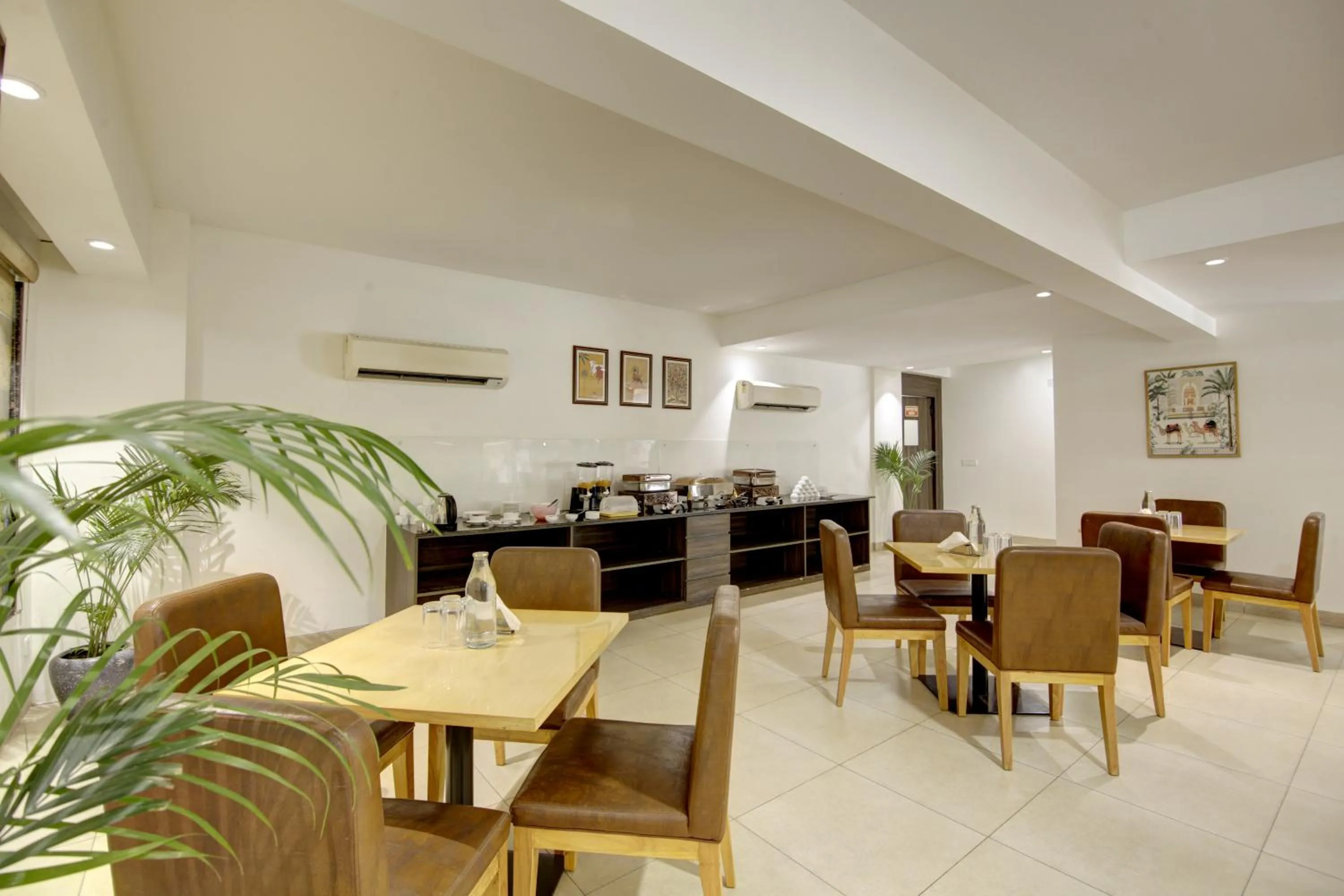 Restaurant/places to eat in Saltstayz Select - Galleria Market & Golf Course Road