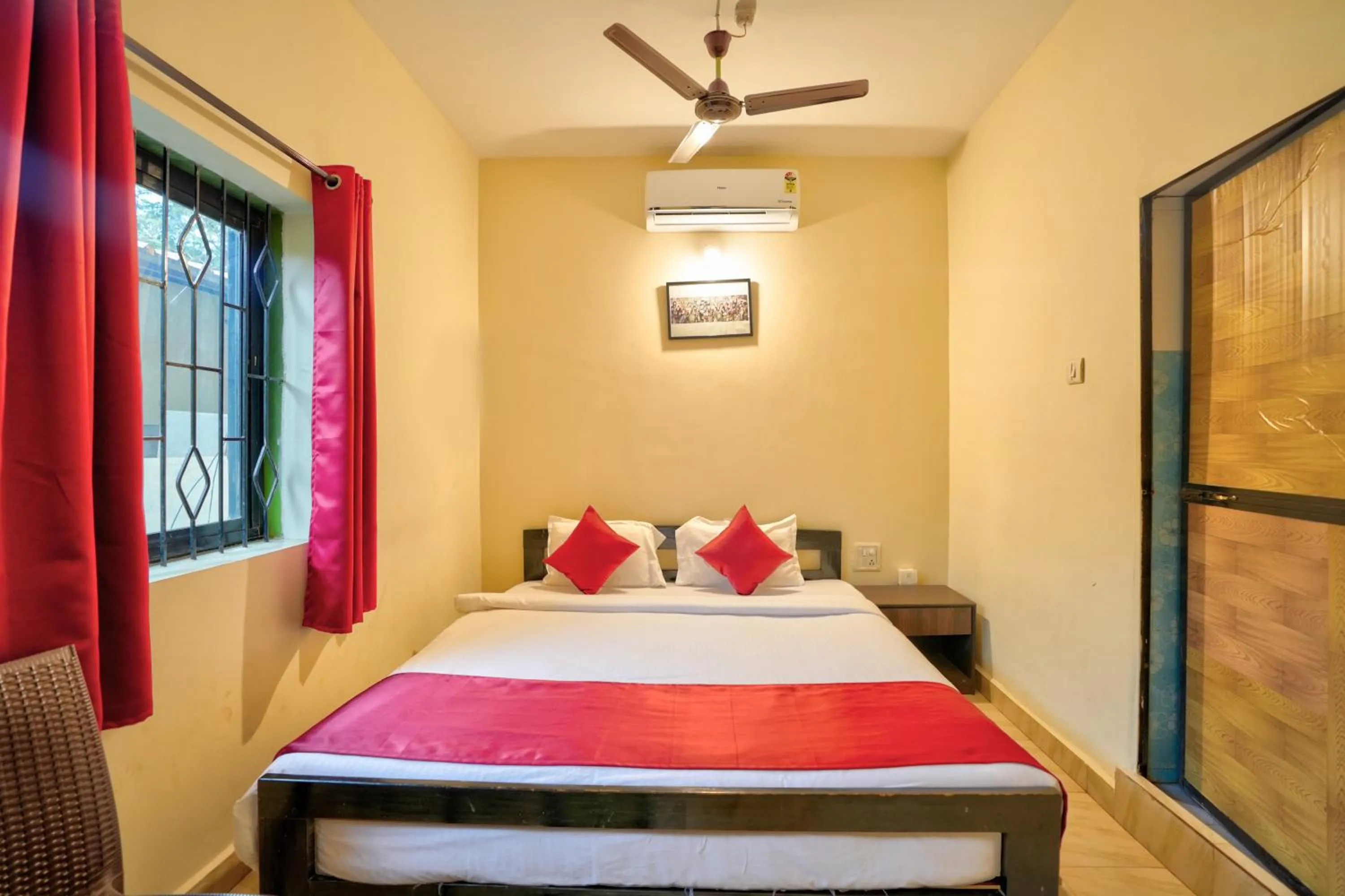 Bedroom, Bed in Hotel Salty Waves Baga