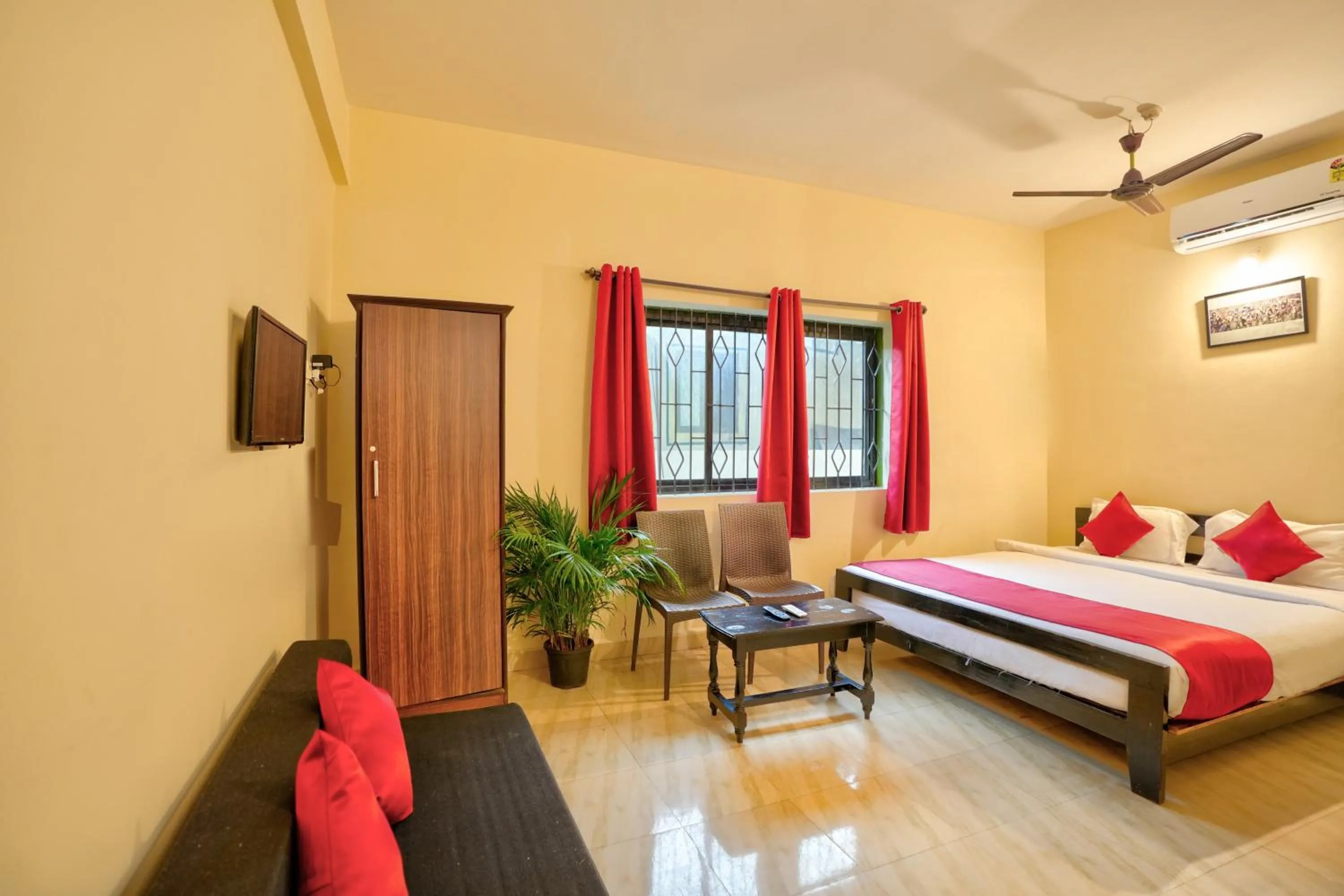 View (from property/room), Bed in Hotel Salty Waves Baga