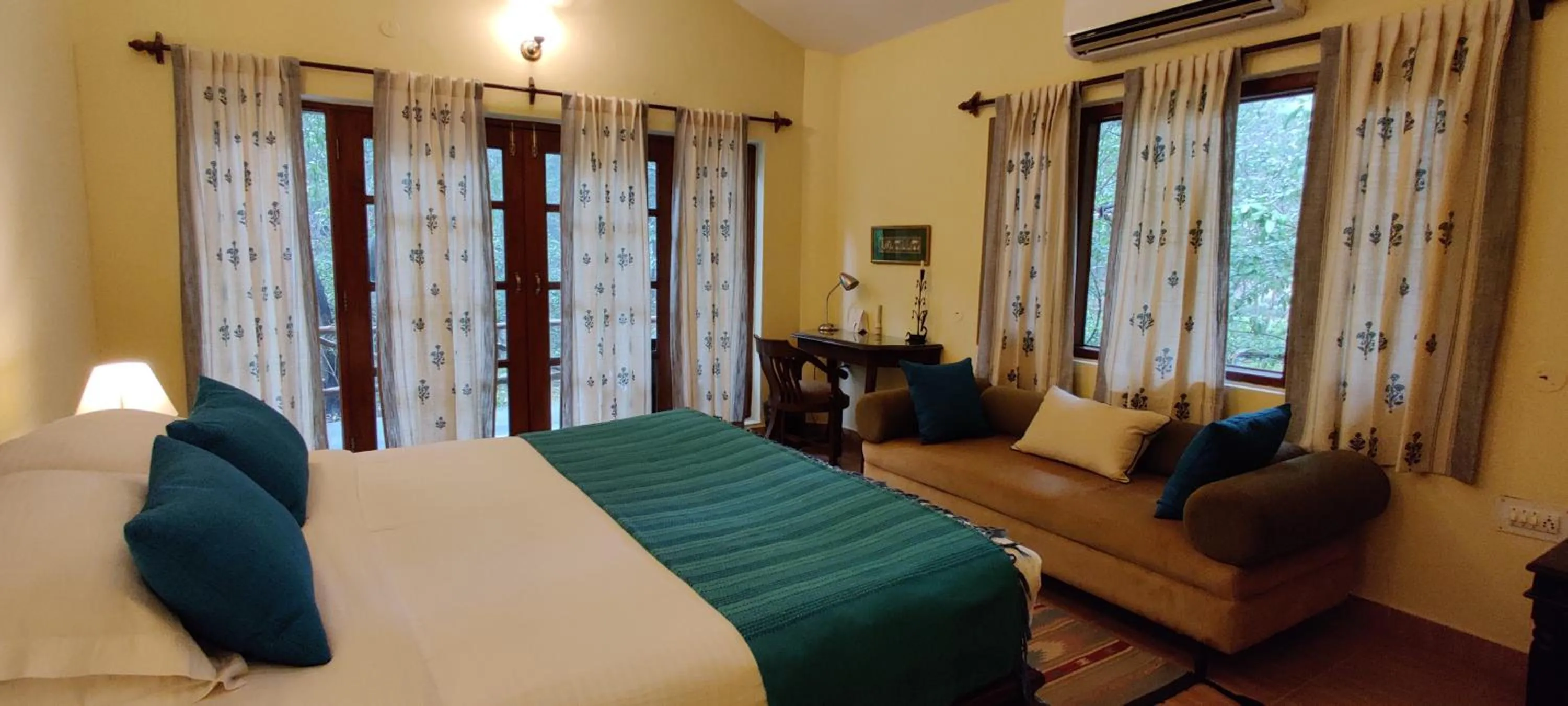 Photo of the whole room, Bed in Bandhavgarh Jungle Lodge