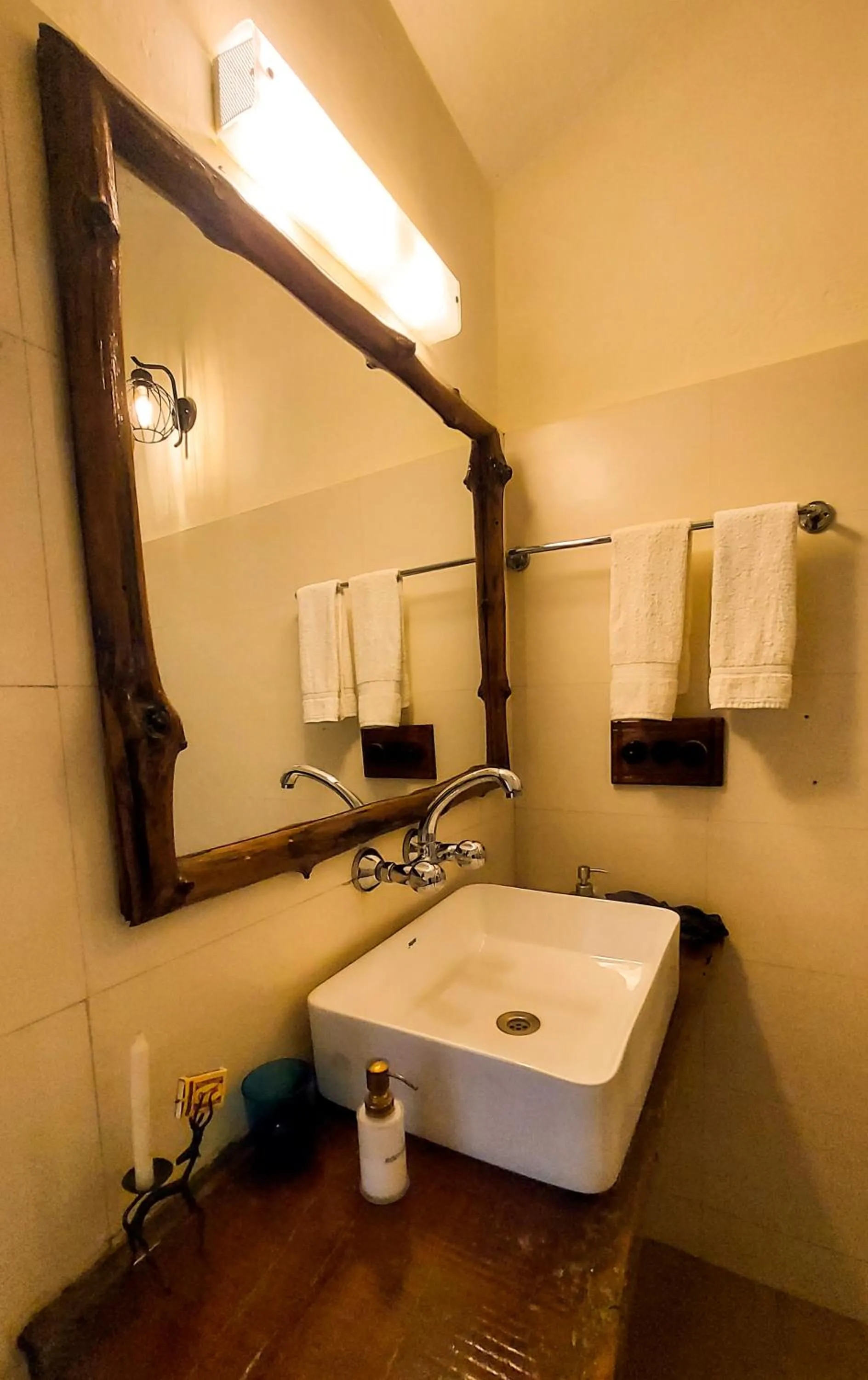 Bathroom in Bandhavgarh Jungle Lodge