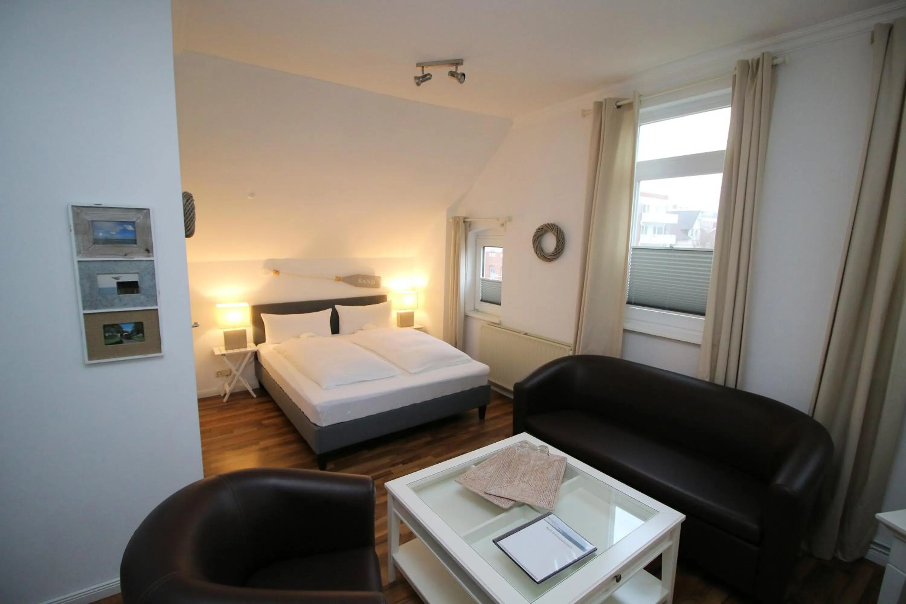 Photo of the whole room, Bed in Haus Bomhoff Sylt