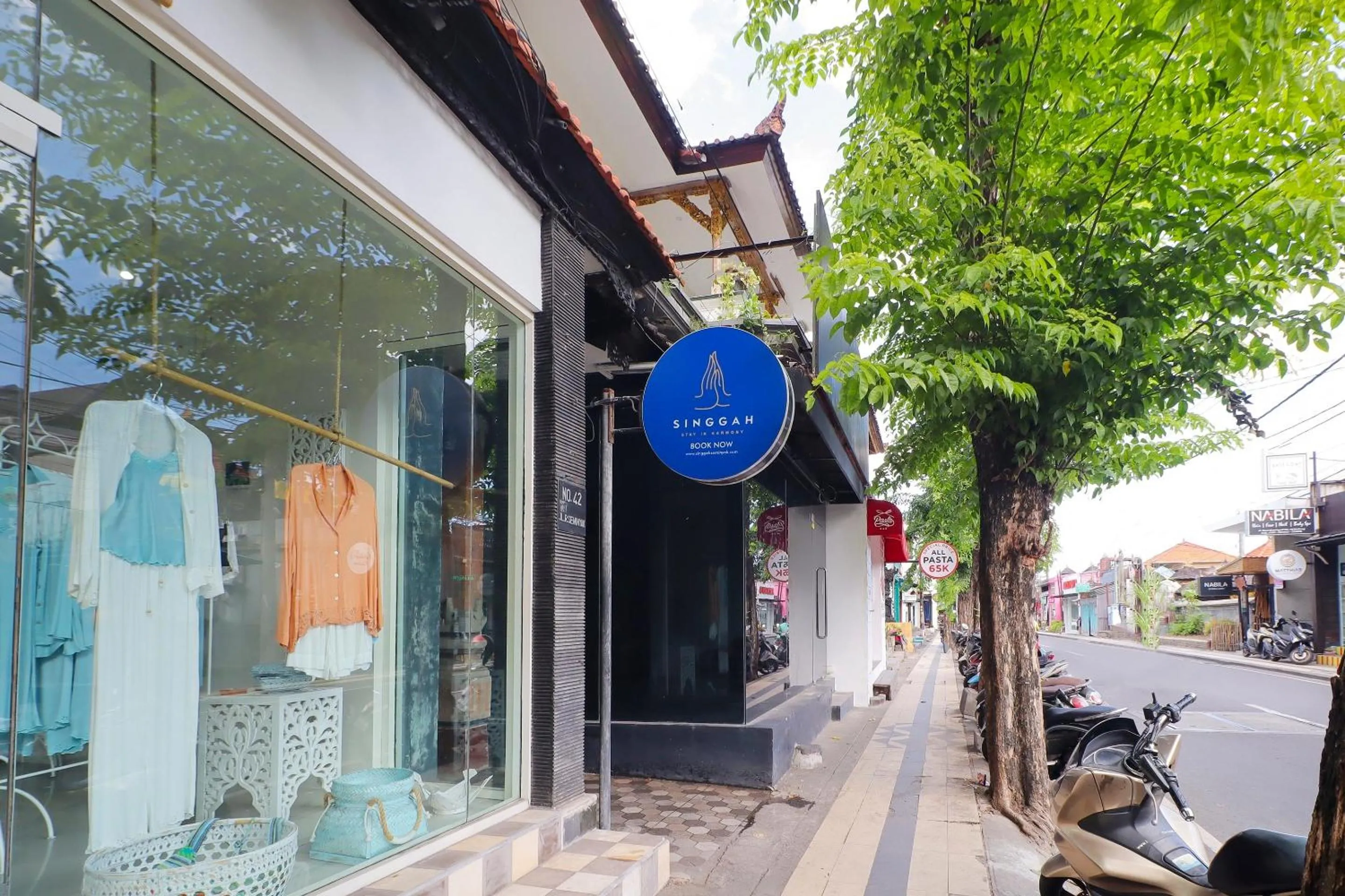 Facade/entrance in OYO Life 92852 Singgah Hotel Legian