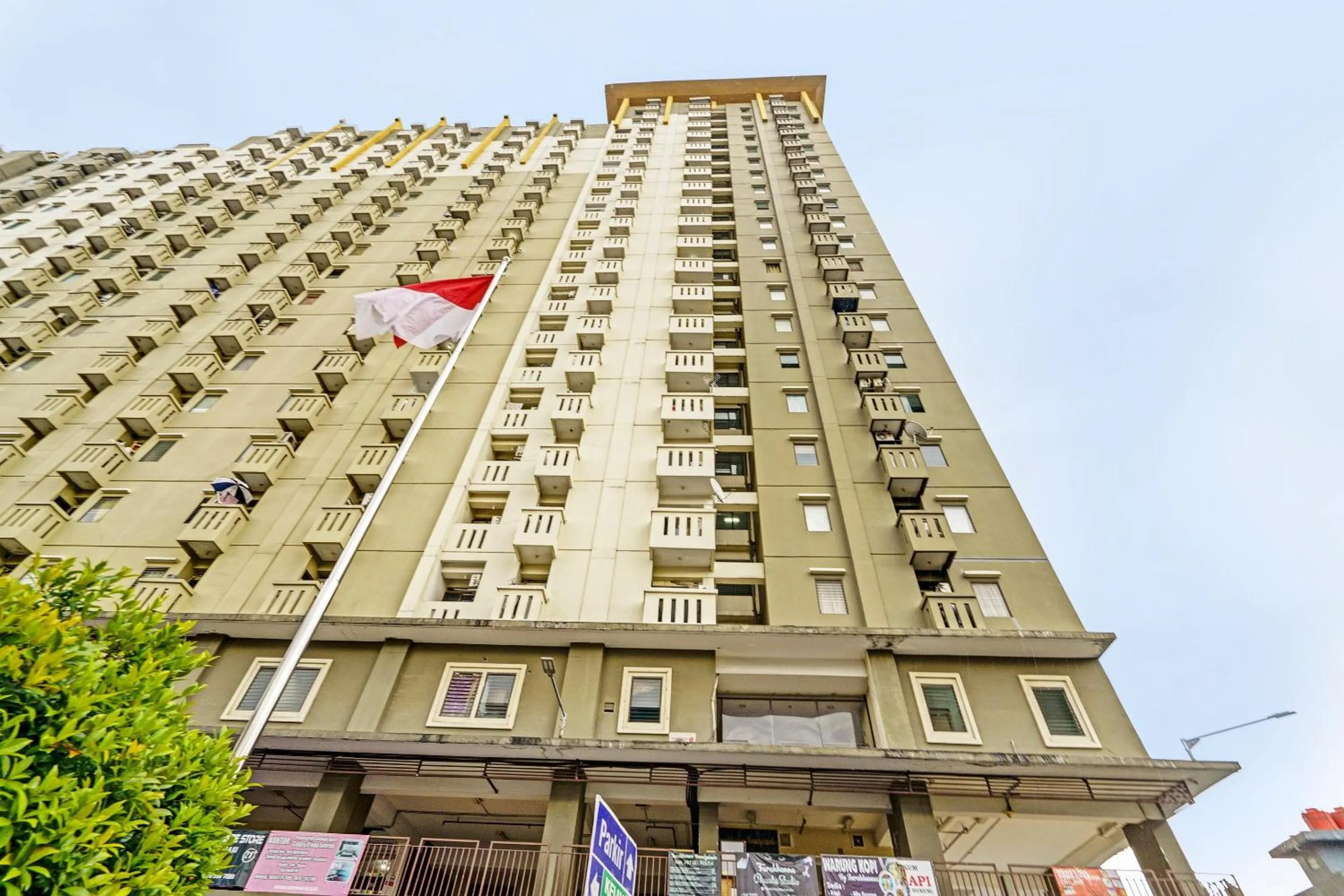 Facade/entrance in OYO Life 92718 Apartement Gateway Cicadas