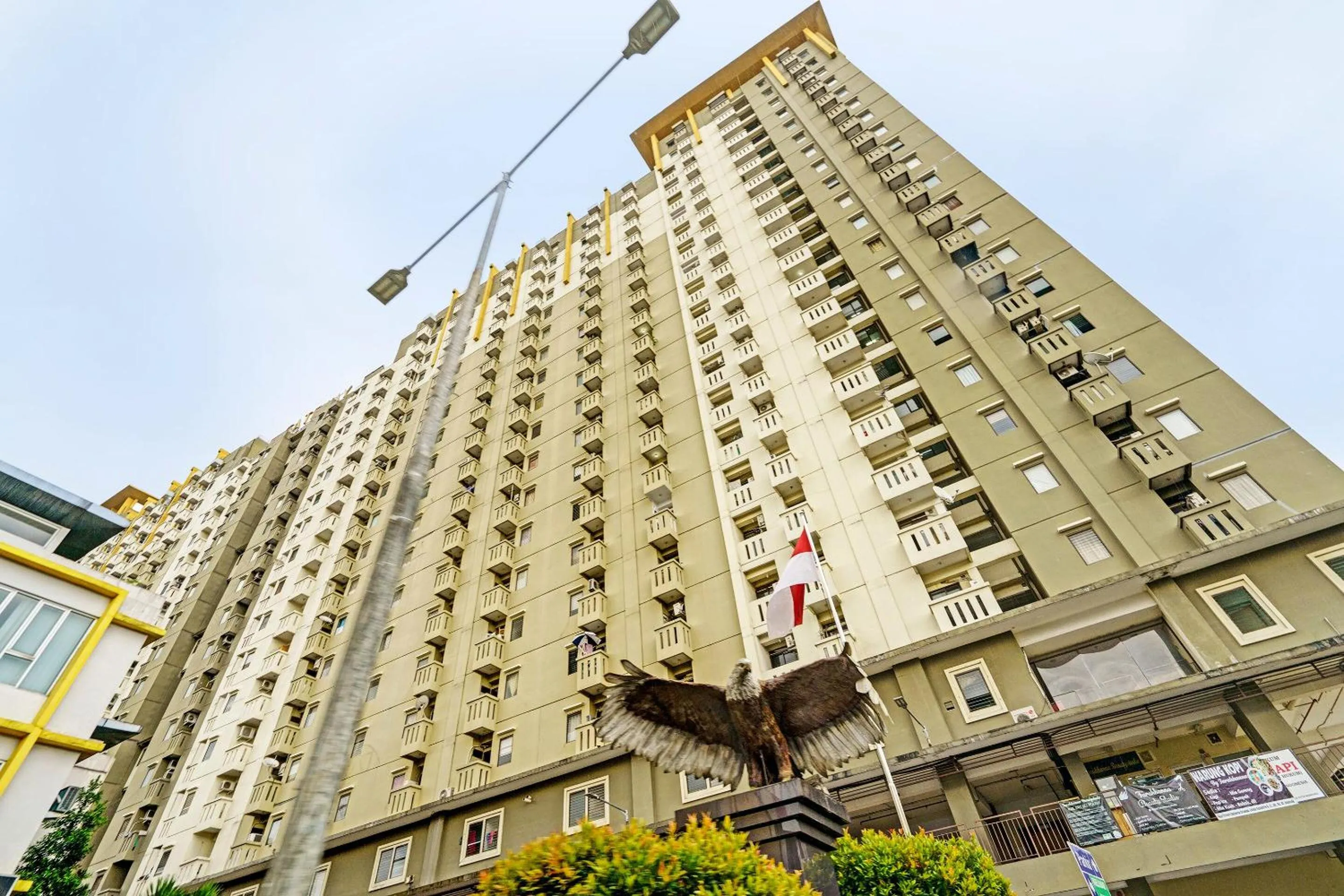 Facade/entrance in OYO Life 92718 Apartement Gateway Cicadas