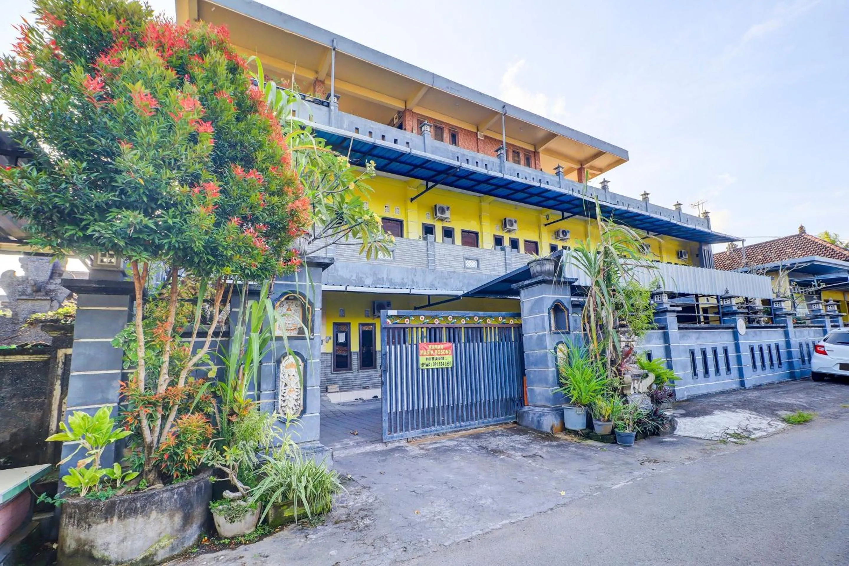 Facade/entrance in OYO Life 92841 Kos 88