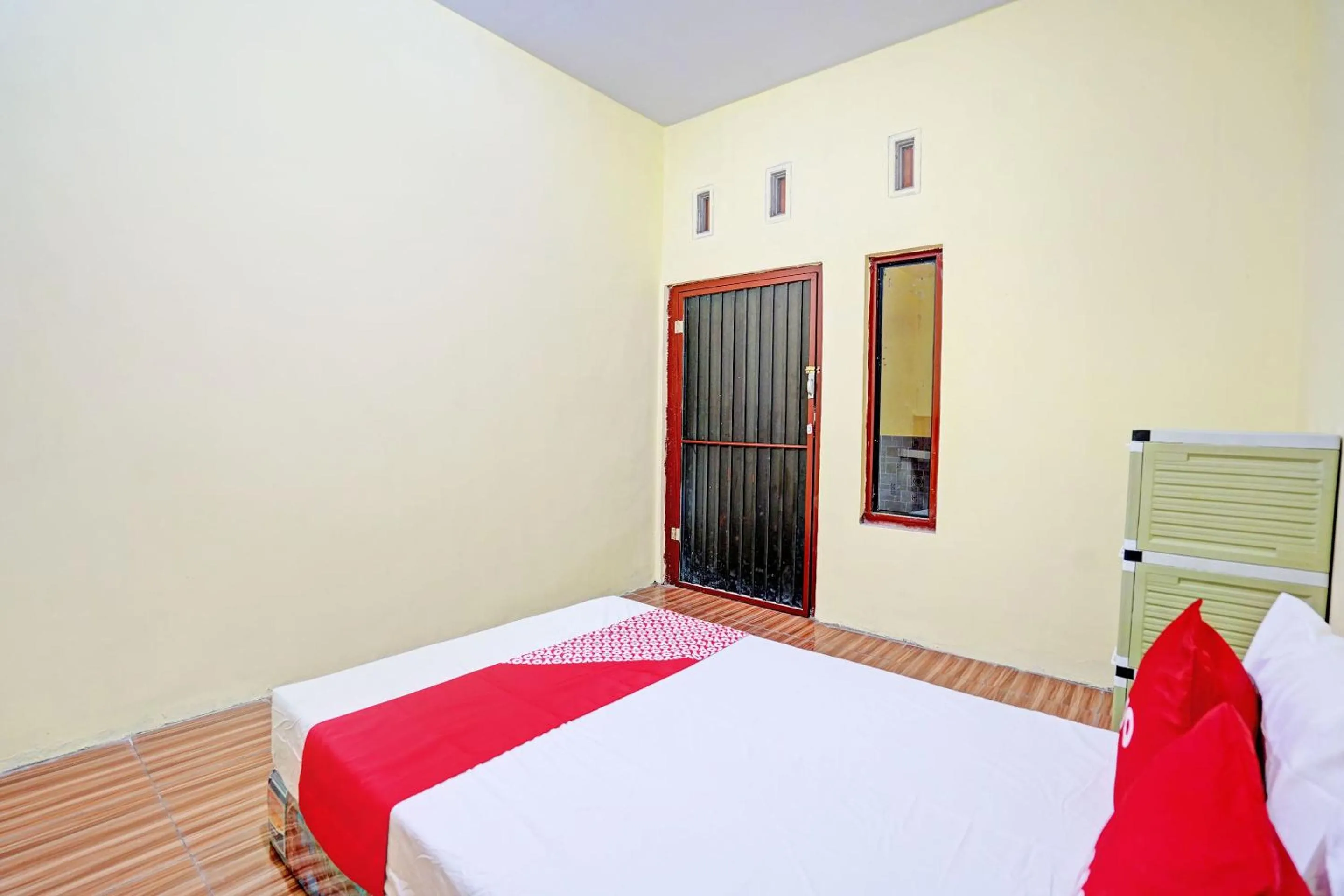 Bedroom, Bed in OYO Life 92920 Rumah Kost Azca
