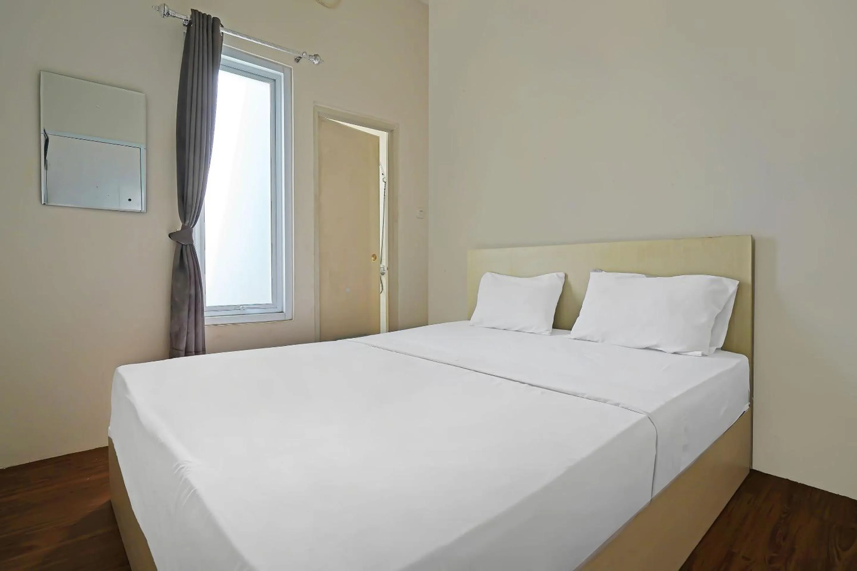 Bedroom, Bed in OYO Life 92720 Mekarwangi Guest House