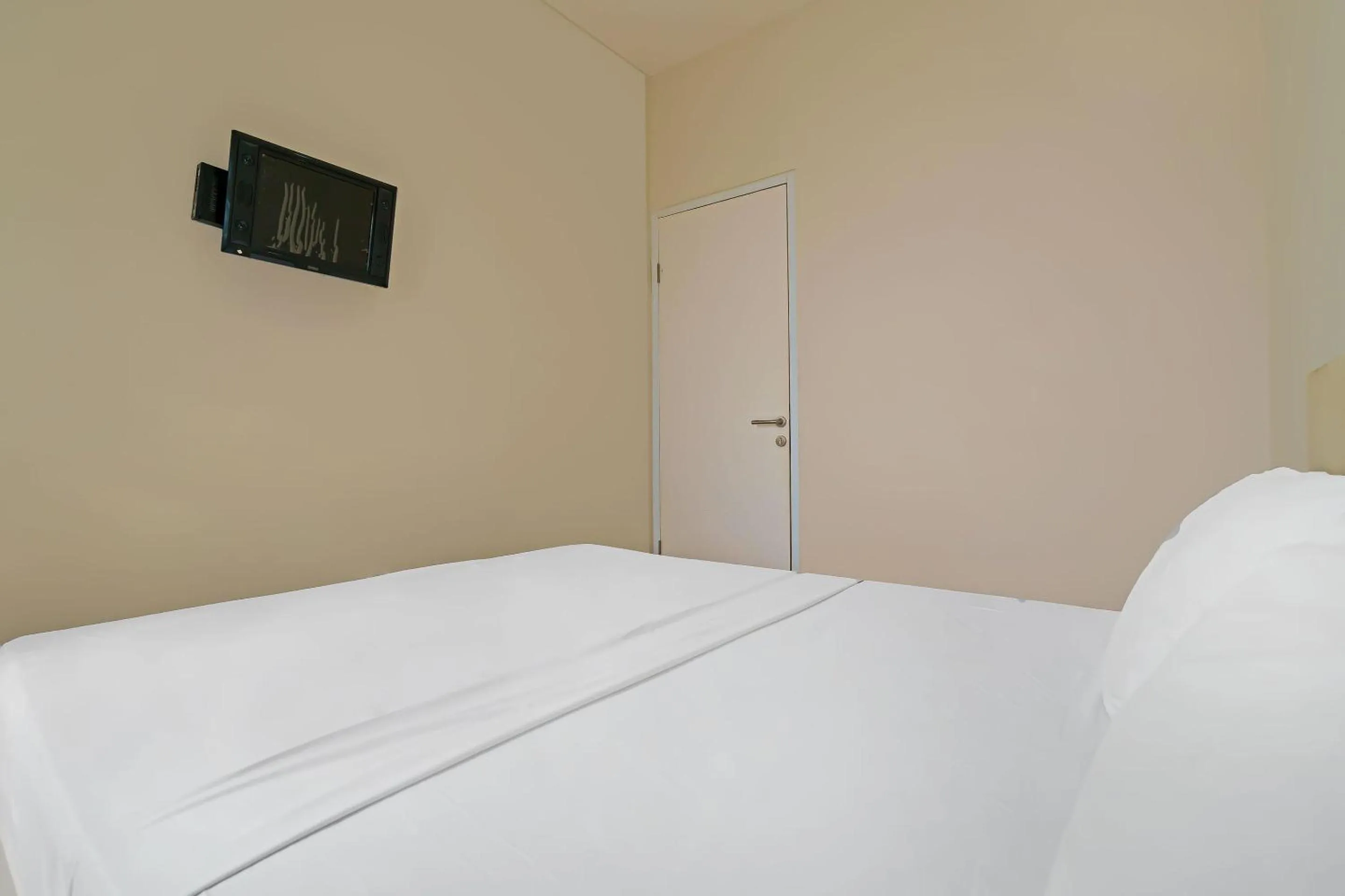 Bedroom, Bed in OYO Life 92720 Mekarwangi Guest House