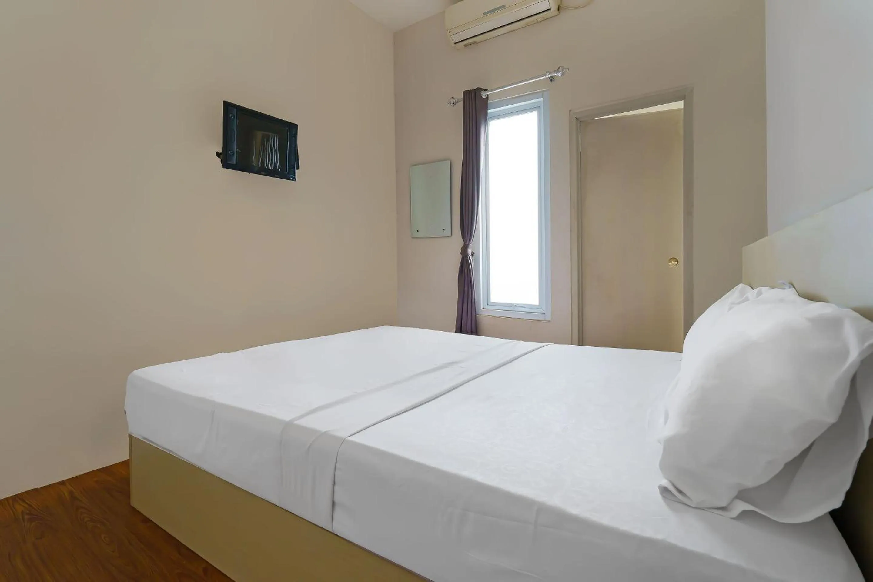 Bedroom, Bed in OYO Life 92720 Mekarwangi Guest House