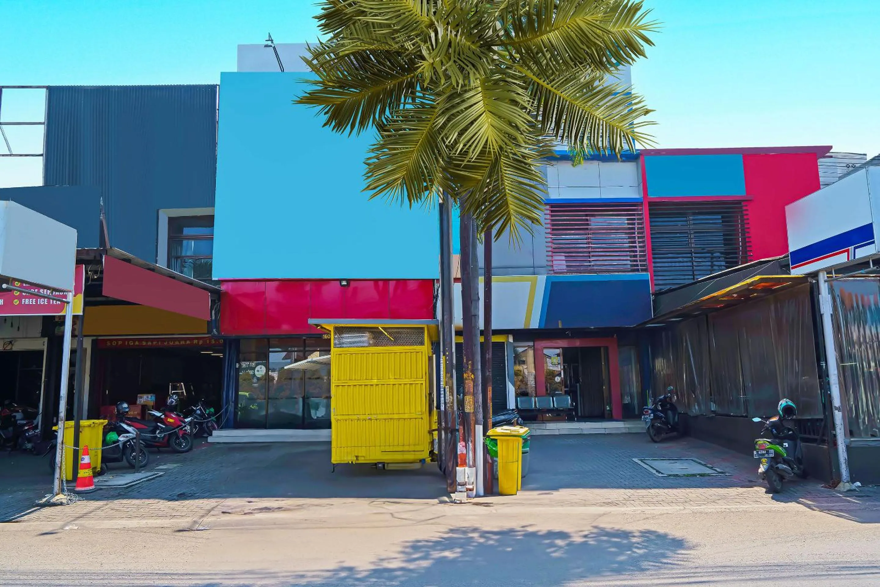 Facade/entrance in OYO Life 92720 Mekarwangi Guest House