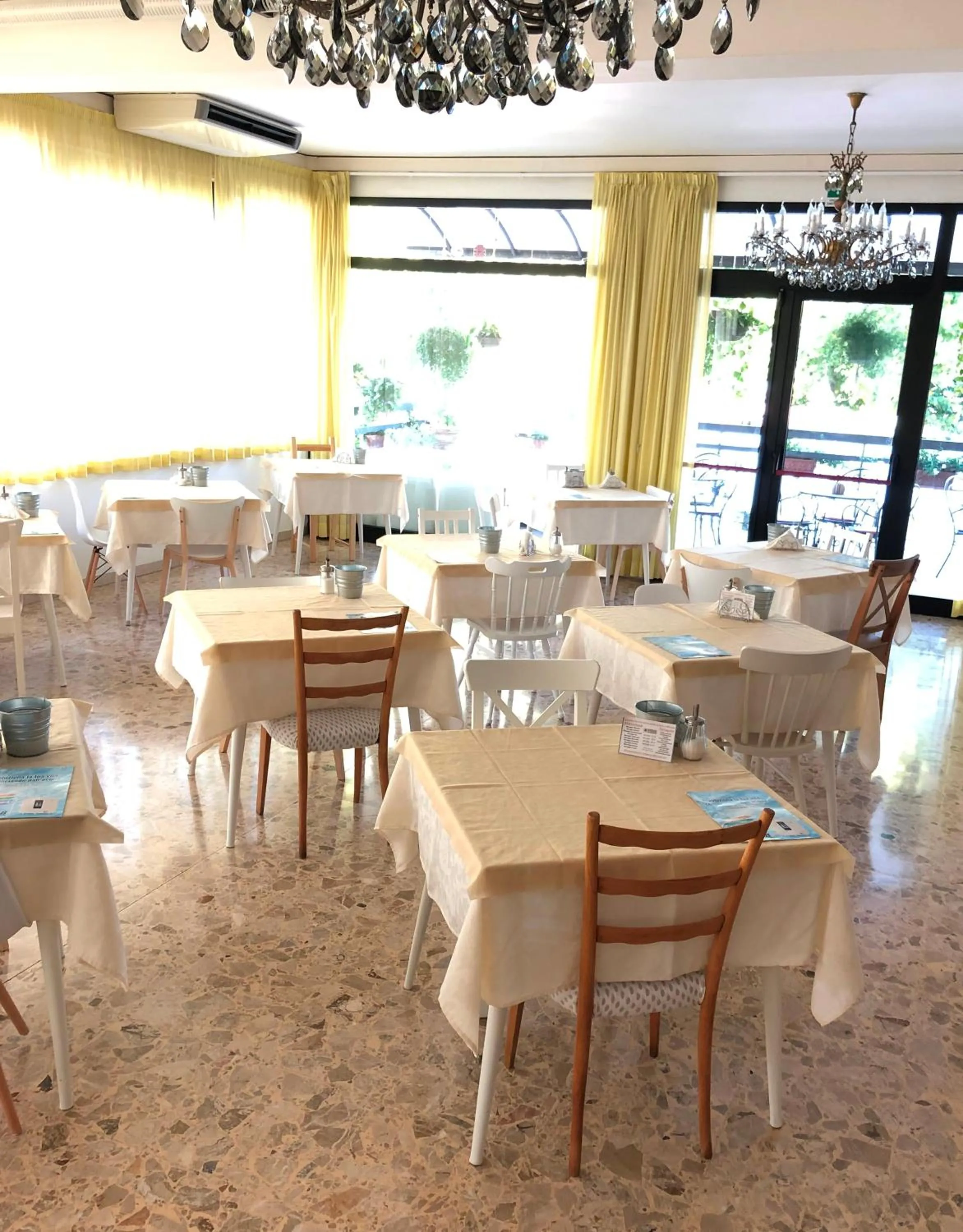 Restaurant/places to eat in Hotel Lux