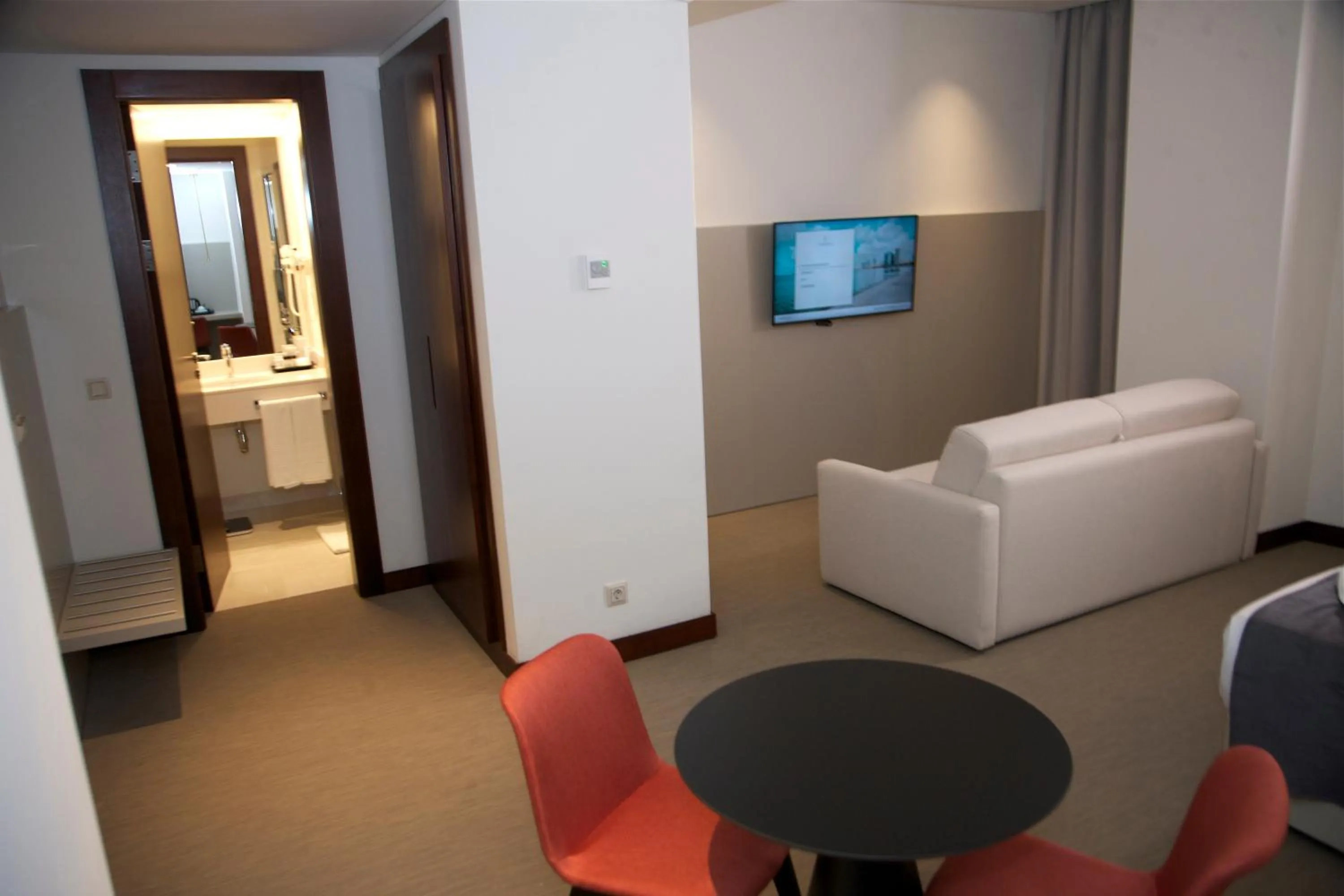 Communal lounge/ TV room, Bed in Hotel Continental Horizonte